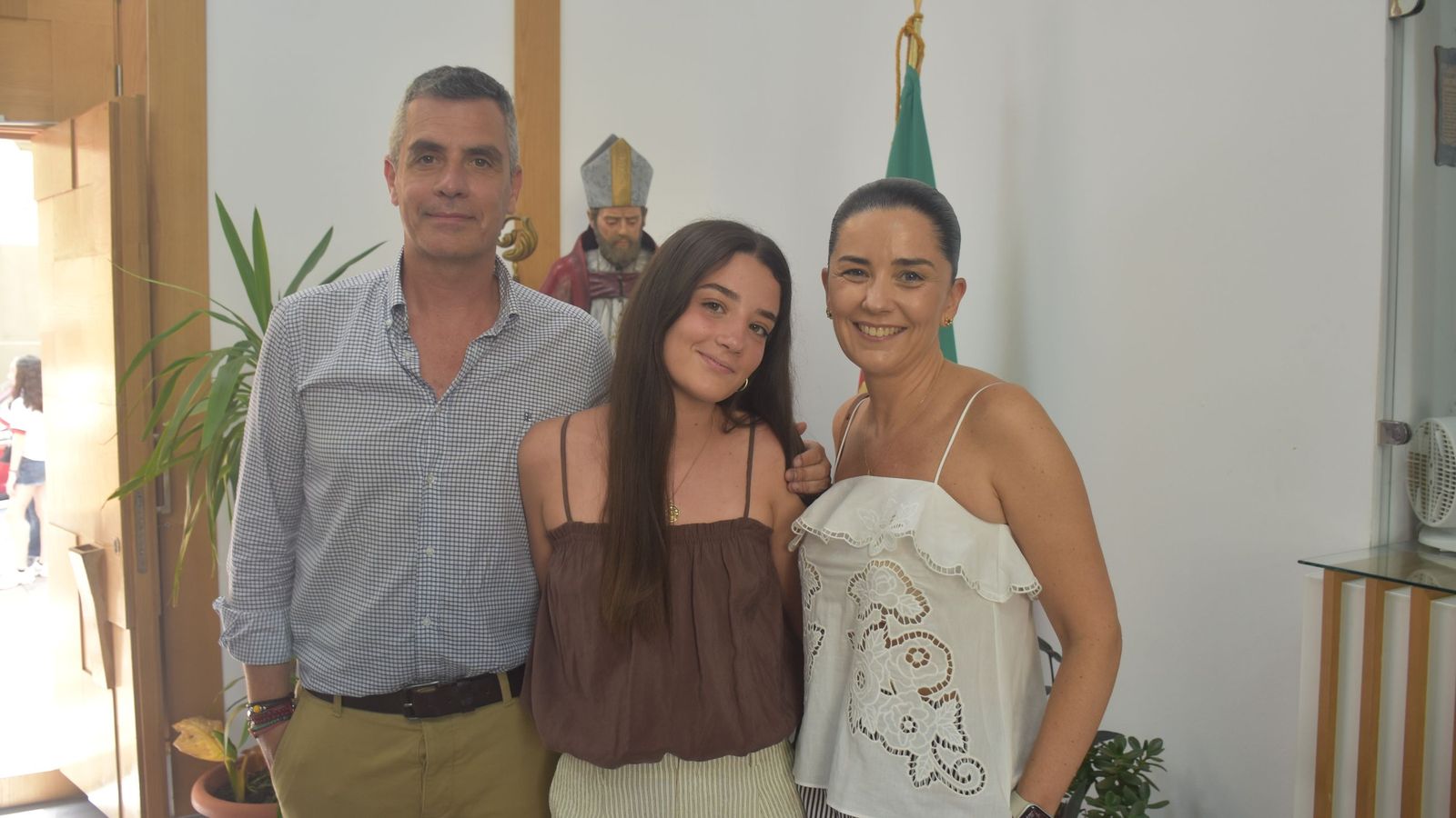 Marta López posa con sus padres en el homenaje que le rindió su colegio, el San Agustín, por sacar la tercera mejor nota de la PAU