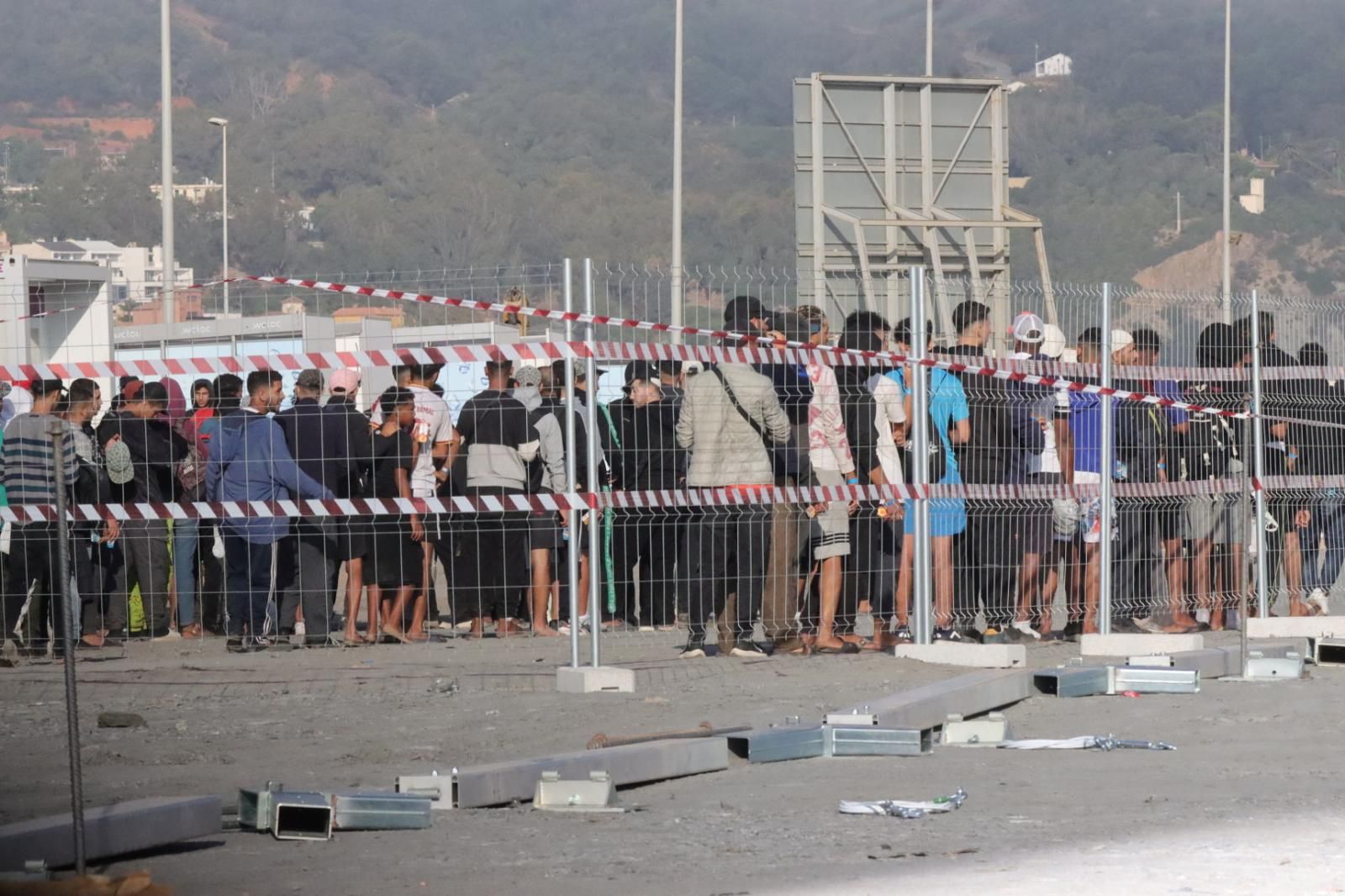 Tenso traslado  de más de  3.000 migrantes de las playas de Ceuta a un nuevo centro temporal