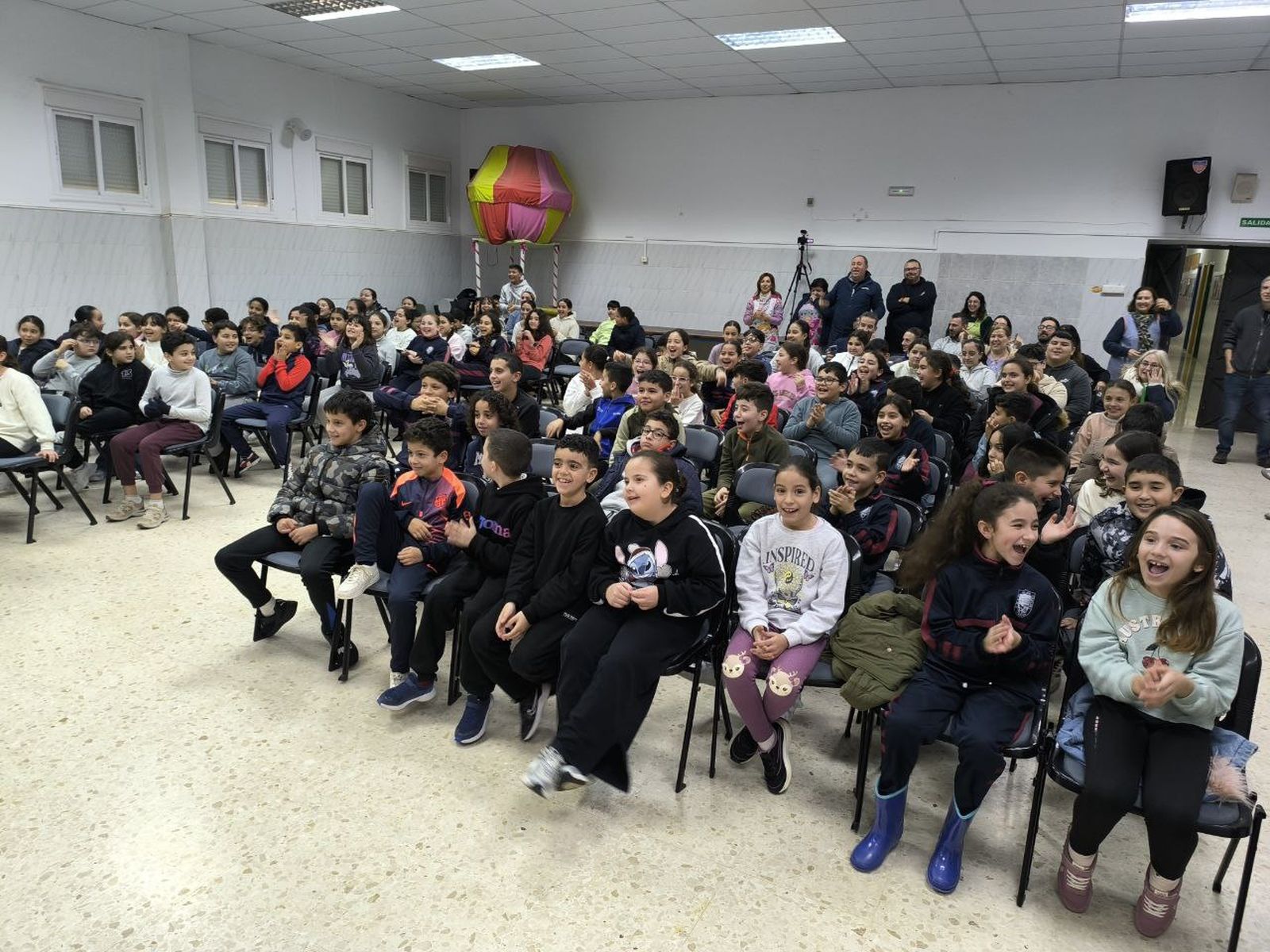 El CEIP Rey Juan Carlos I disfruta con una obra de teatro contra el Bullying en el Día de la Paz