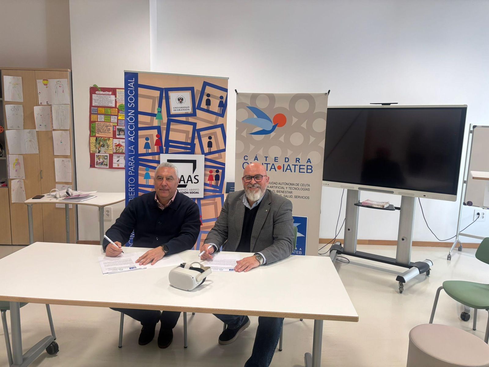 Jesús María Ferreiro Callejo, presidente de la Junta Provincial de la Asociación, y Fernando Jesús Trujillo Sáez, director de la Cátedra Ceuta-IATEB, durante la firma