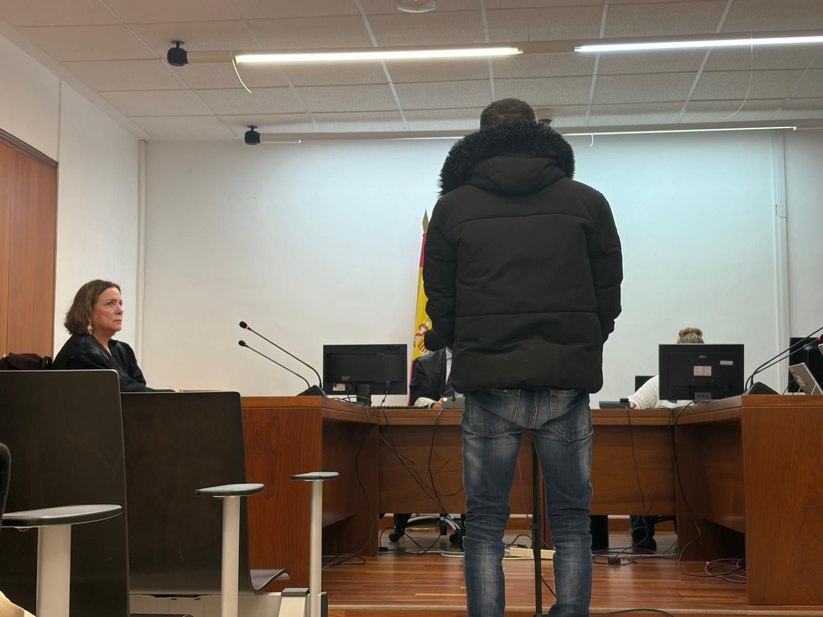 El acusado en el primer juicio, frente al tribunal.
