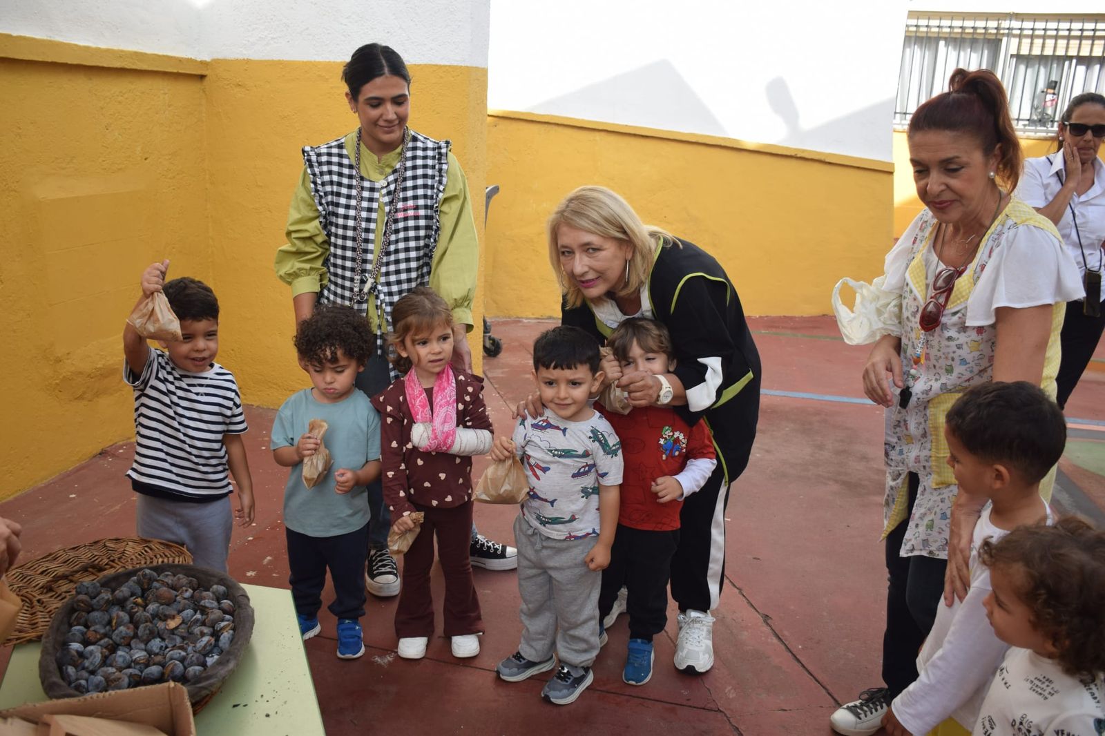 FOTGALERÍA | El Castañero visita el CEIP Ortega y Gasset y continúa su ruta por varios colegios de Ceuta