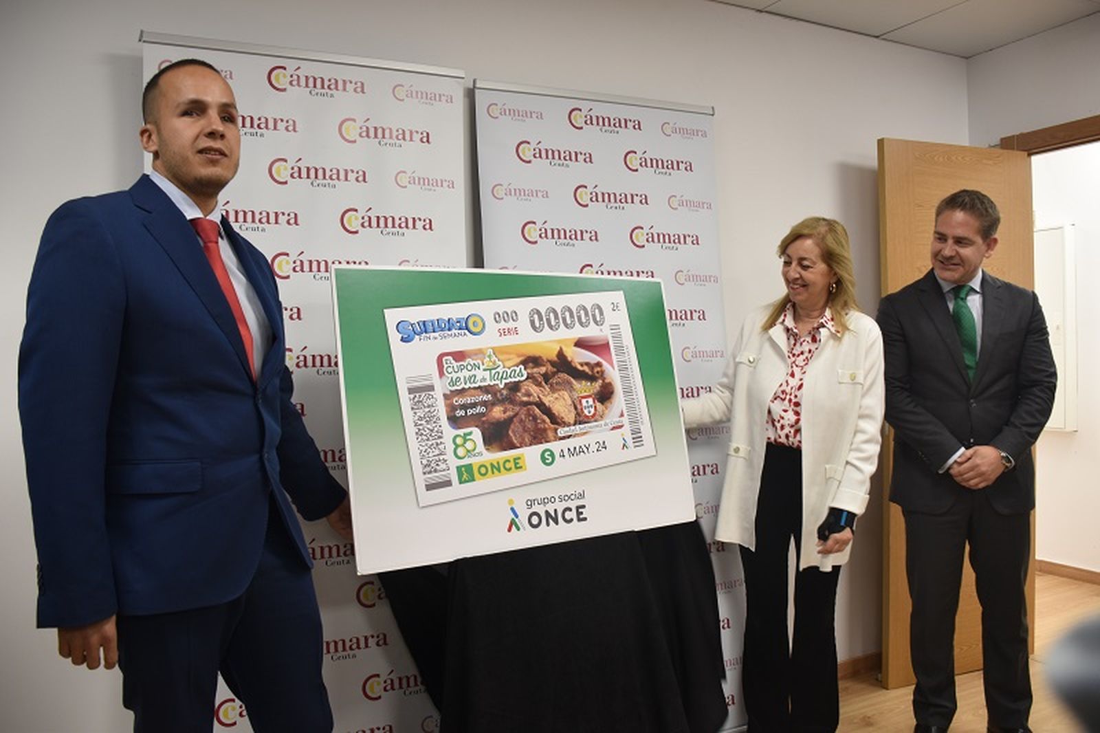 Azman Abdalahe, Karim Bulaix y Adela Nieto presentando el cupón de corazones de pollo. / FOTO G.S.