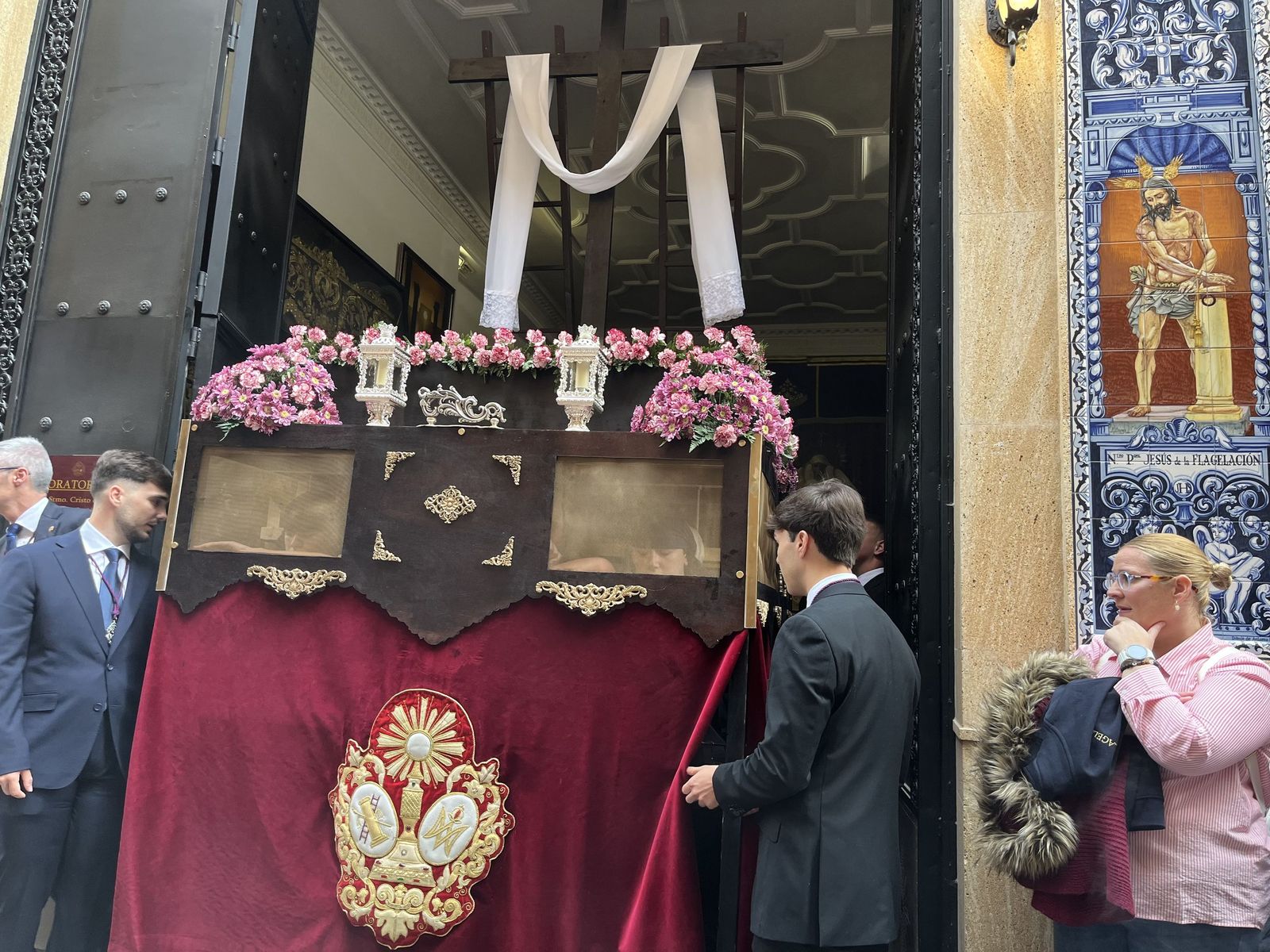 Ceuta acompaña a la Cruz de Mayo de La Flagelación en su primera salida con costaleros
