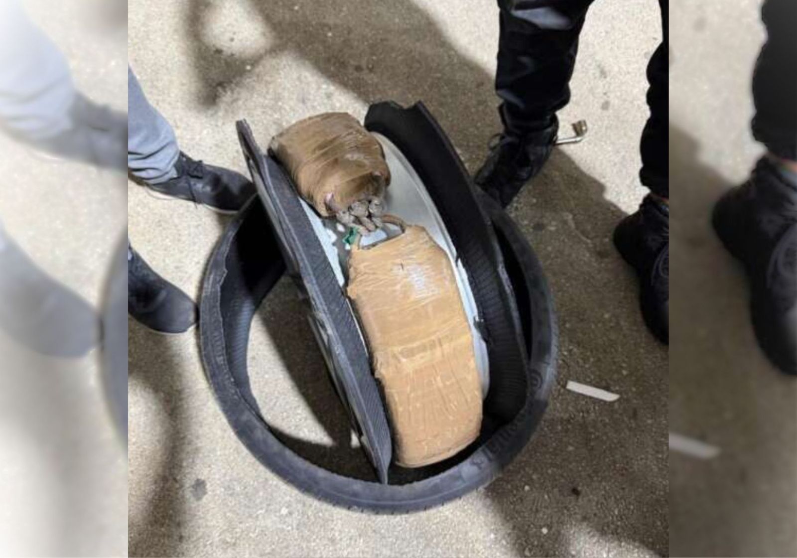 Droga incautada, oculta en una de las ruedas del vehículo.