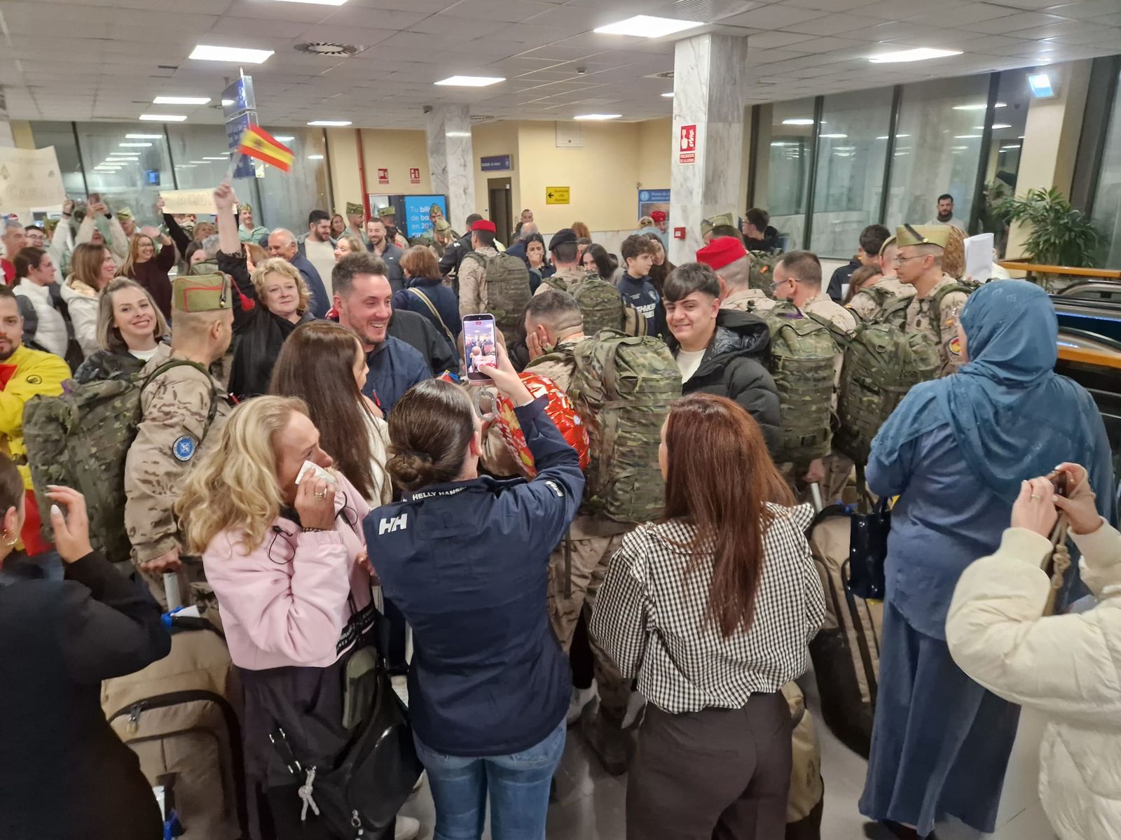 FOTOGALERÍA | De Irak a los brazos de su gente: fotogalería del regreso de la COMGECEU