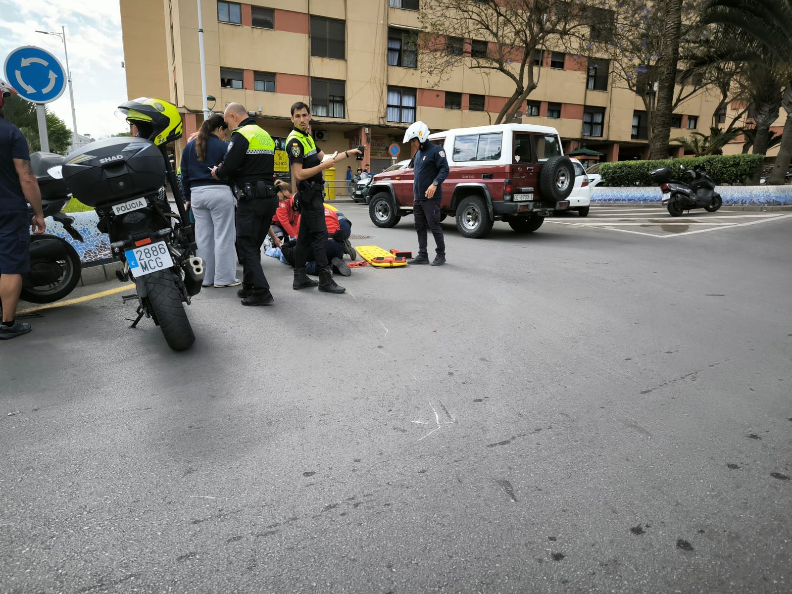 Los servicios de emergencia atendiendo al motorista tras el accidente