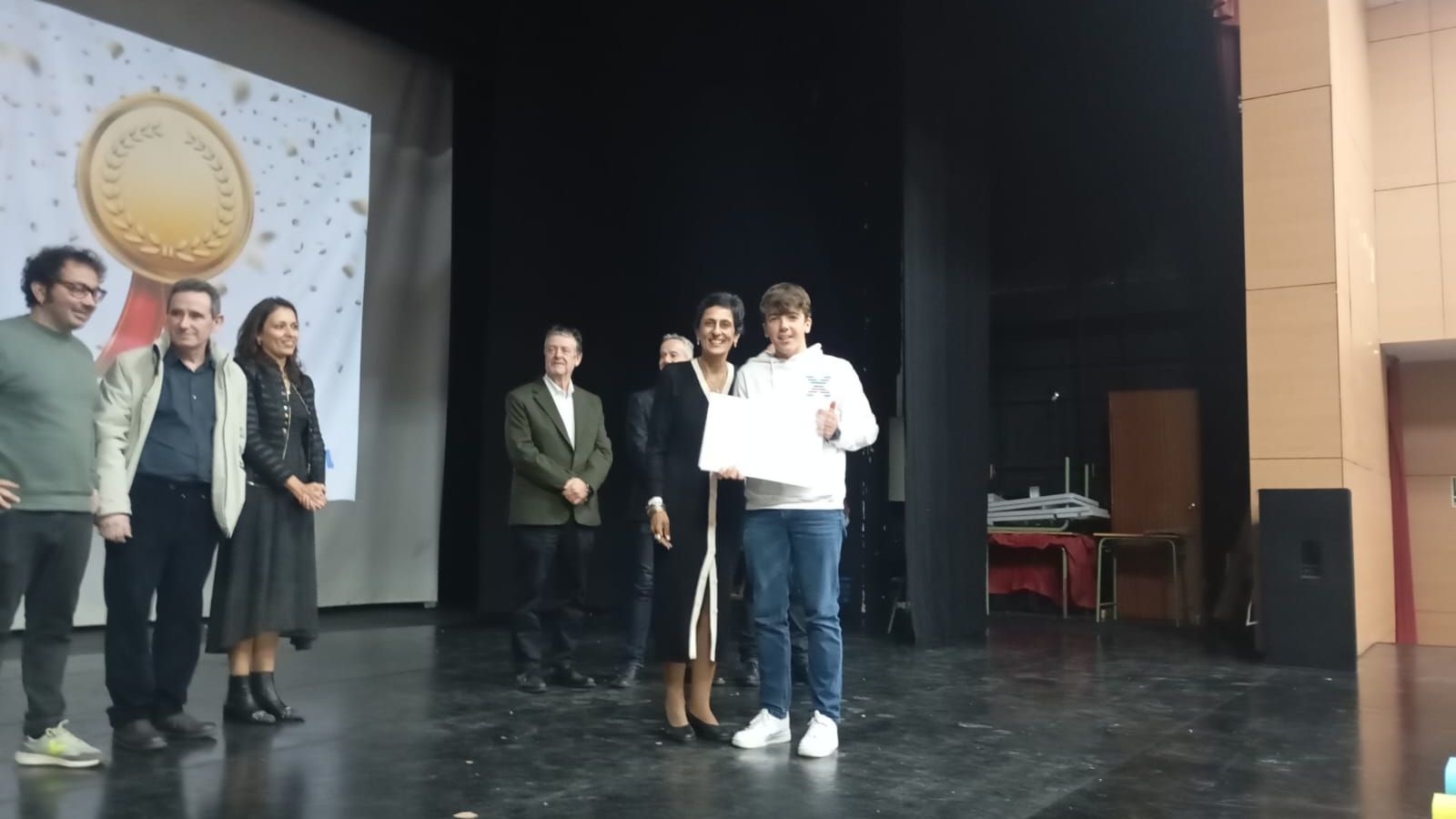 La consejera Kissy Chandiramani entrega un diploma a uno de los premiados