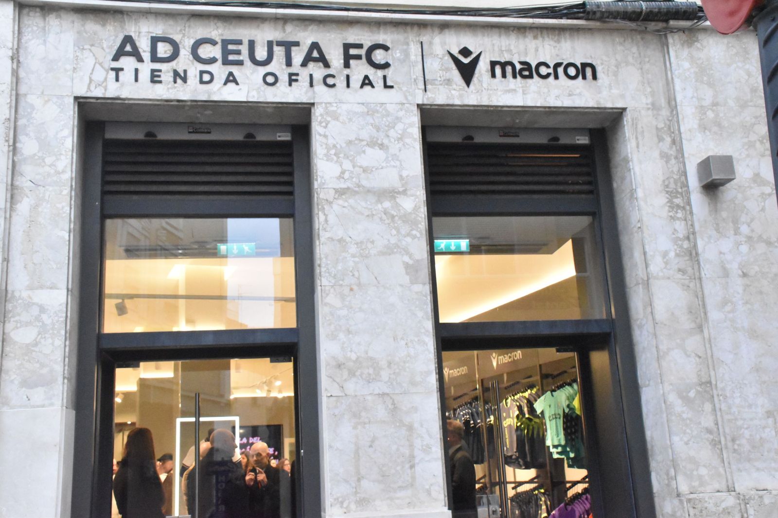 La AD Ceuta inaugura su nueva tienda con la presencia de Vivas y Luhay