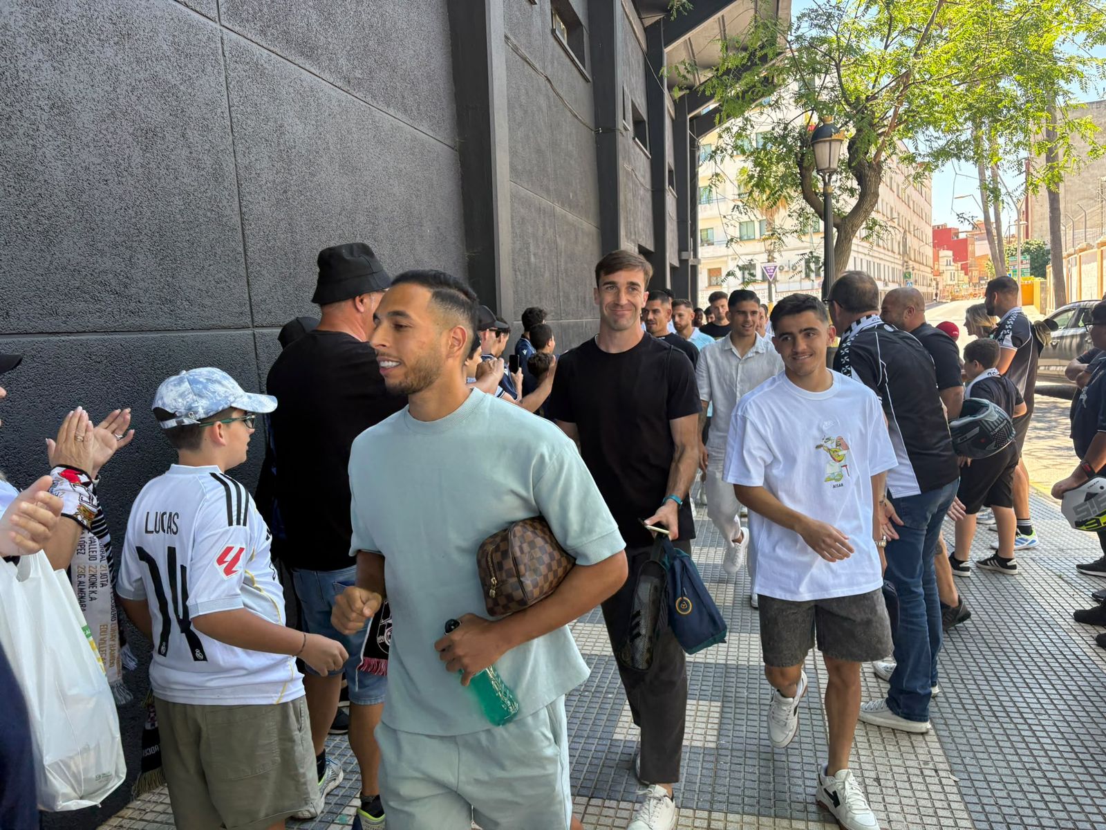 Aficionados ceutíes recibiendo a la AD Ceuta