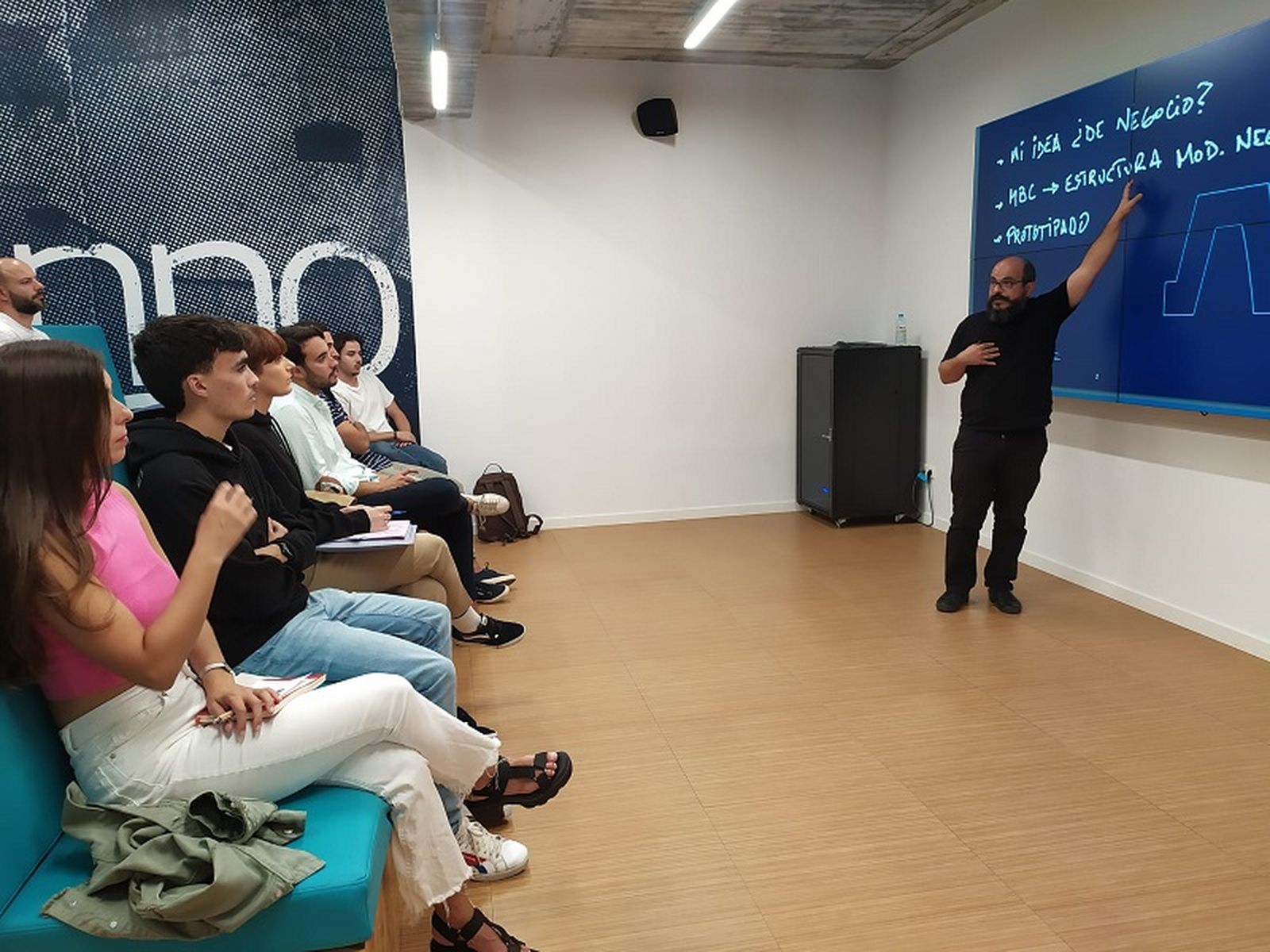 Conferencia ofrecida en 'el Ángulo' por el Ceuta Open Future'. / FOTO EL PUEBLO