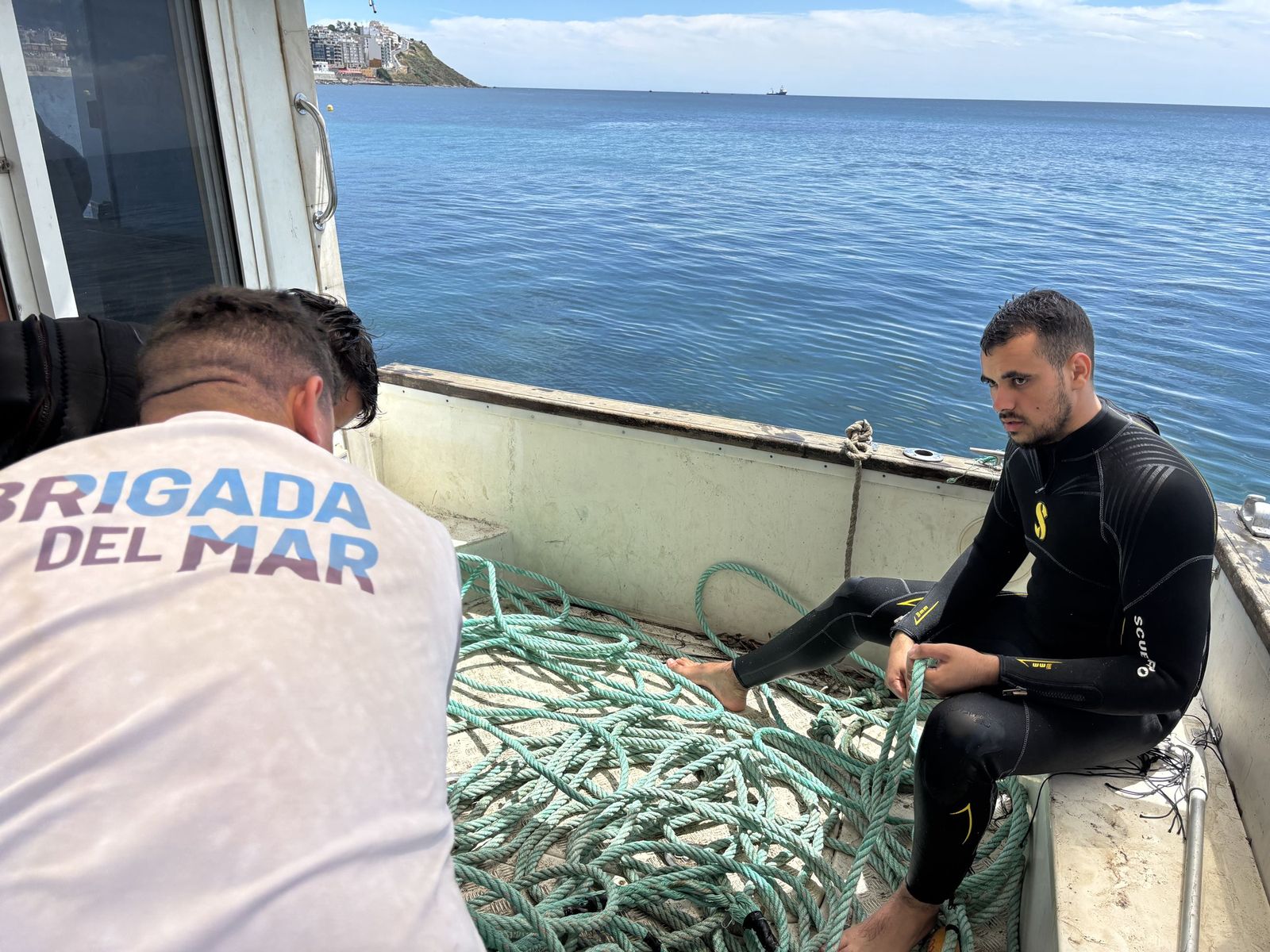Ceuta blinda sus playas contra las medusas: el trabajo invisible que garantiza un verano seguro en el mar
