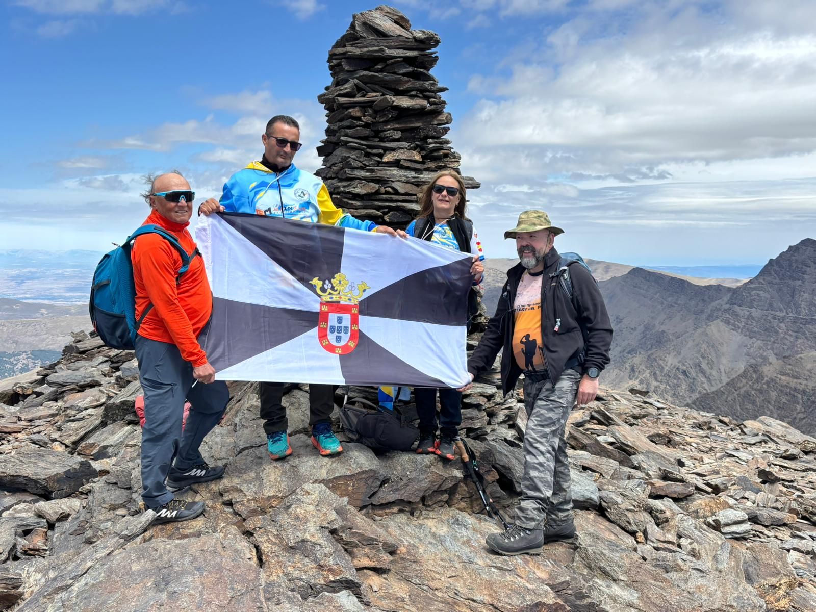 La bandera de Ceuta, en la cima del Mulhacén en apoyo a sus ciudadanos