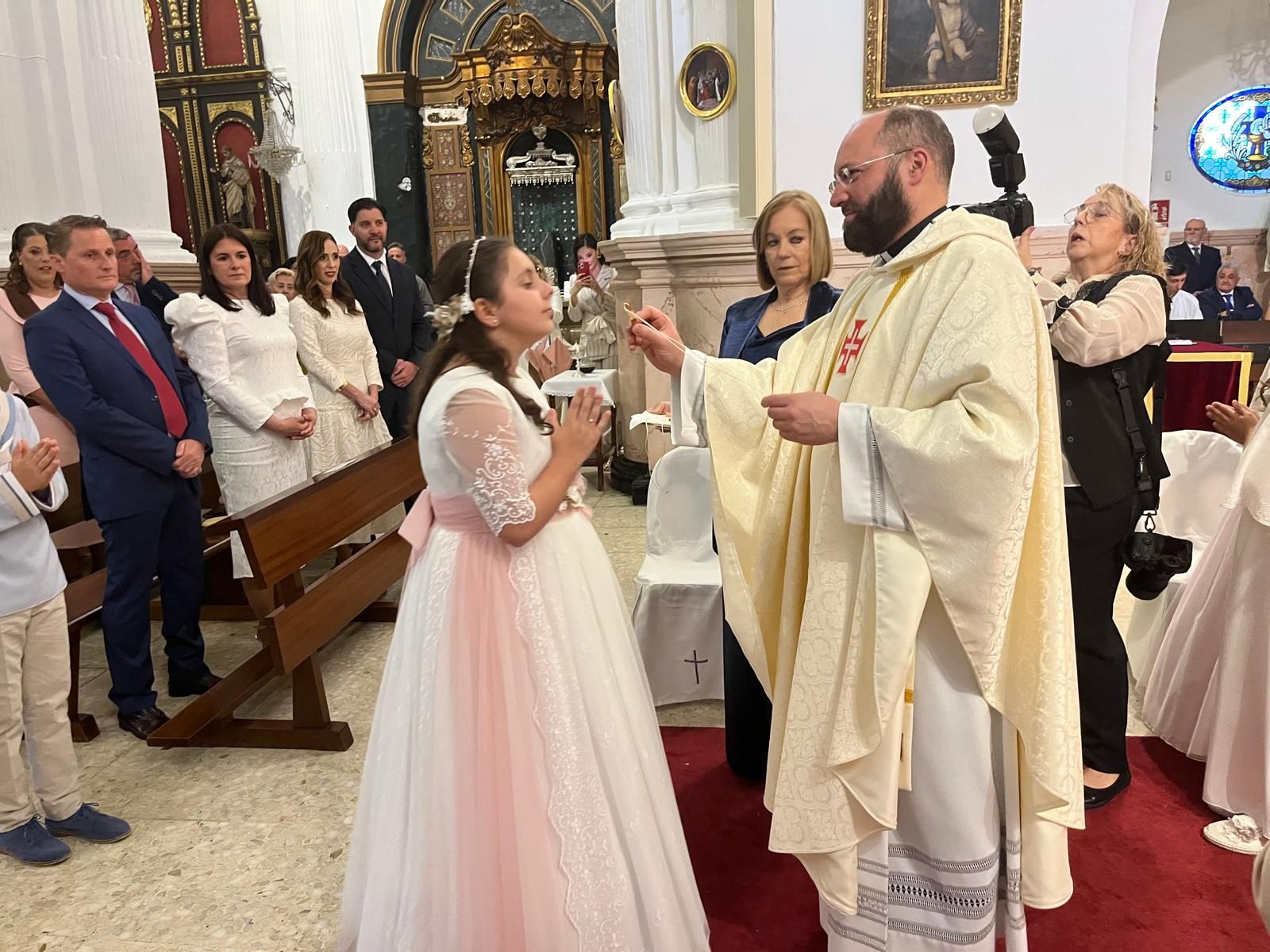 El vicario oficia otras dos comuniones en el Santuario de la Virgen de África