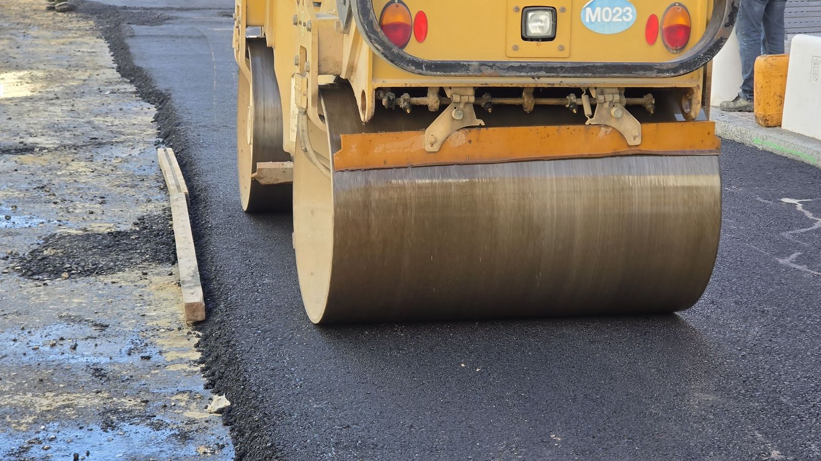 Comienzan a asfaltar el primer tramo de Hadú, que abrirá esta semana al tráfico rodado
