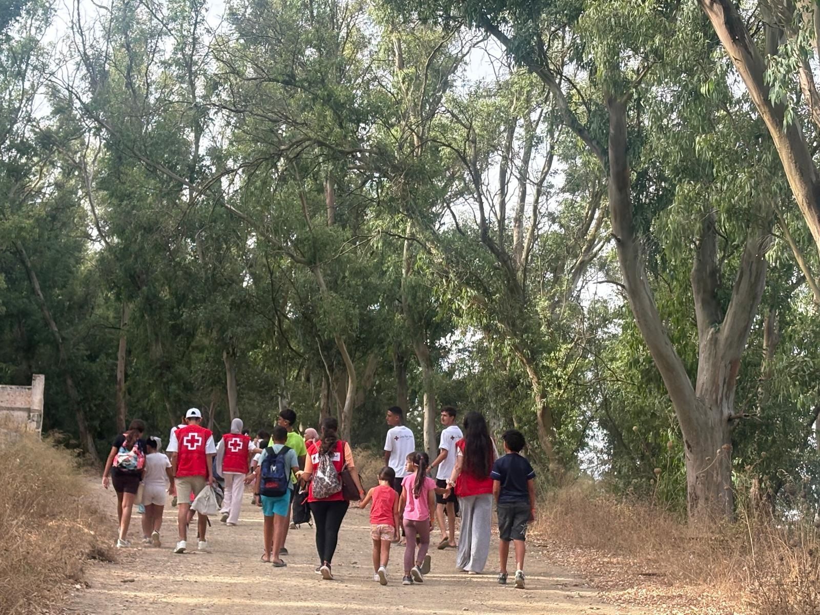 Los niños regresan al campamento tras una mañana agotadora