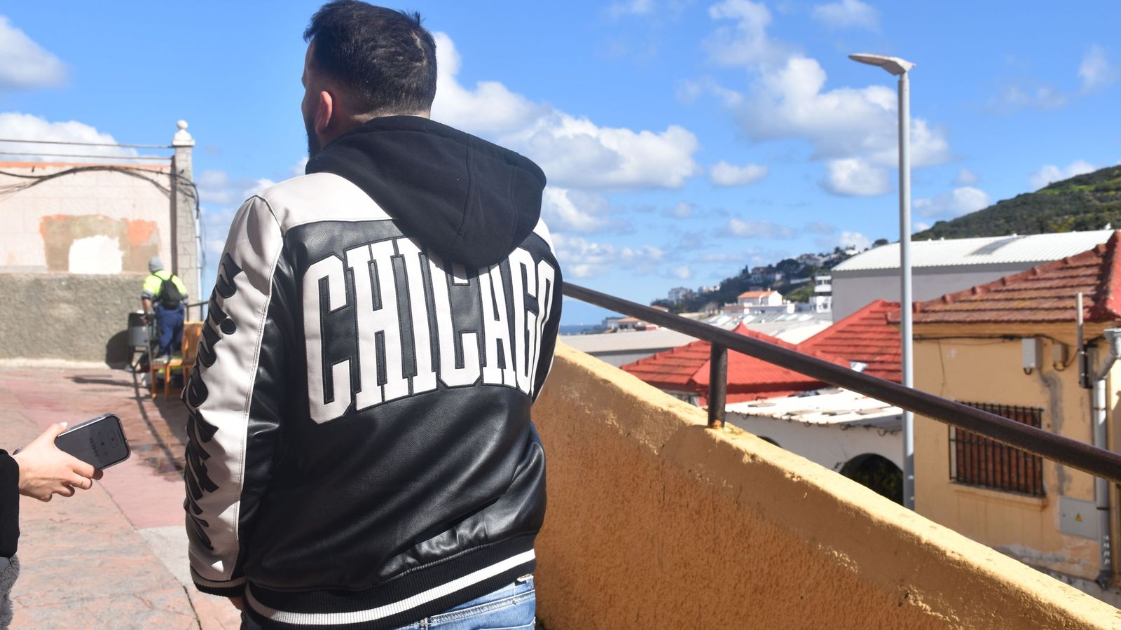 El presidente de Pasaje Recreo, Abdelmalik Mohamed, asciende por uno de los accesos a la barriada, donde un operario de Servilimpce realiza sus trabajos de limpieza