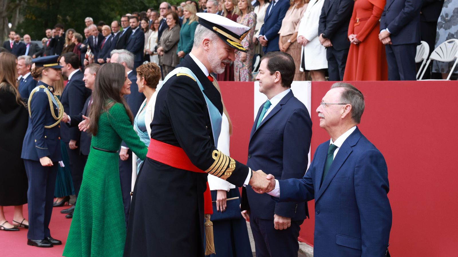 Vivas dándole la mano al Rey Felipe