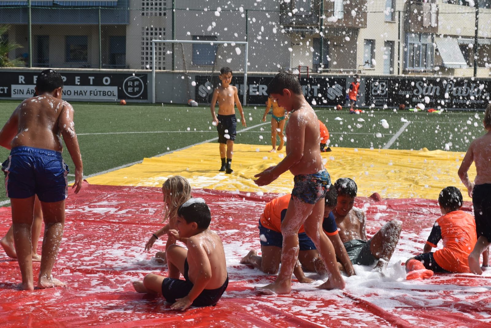 Fiesta de deporte, espuma y convivencia en el Campus de Verano ‘Emilio Cózar’