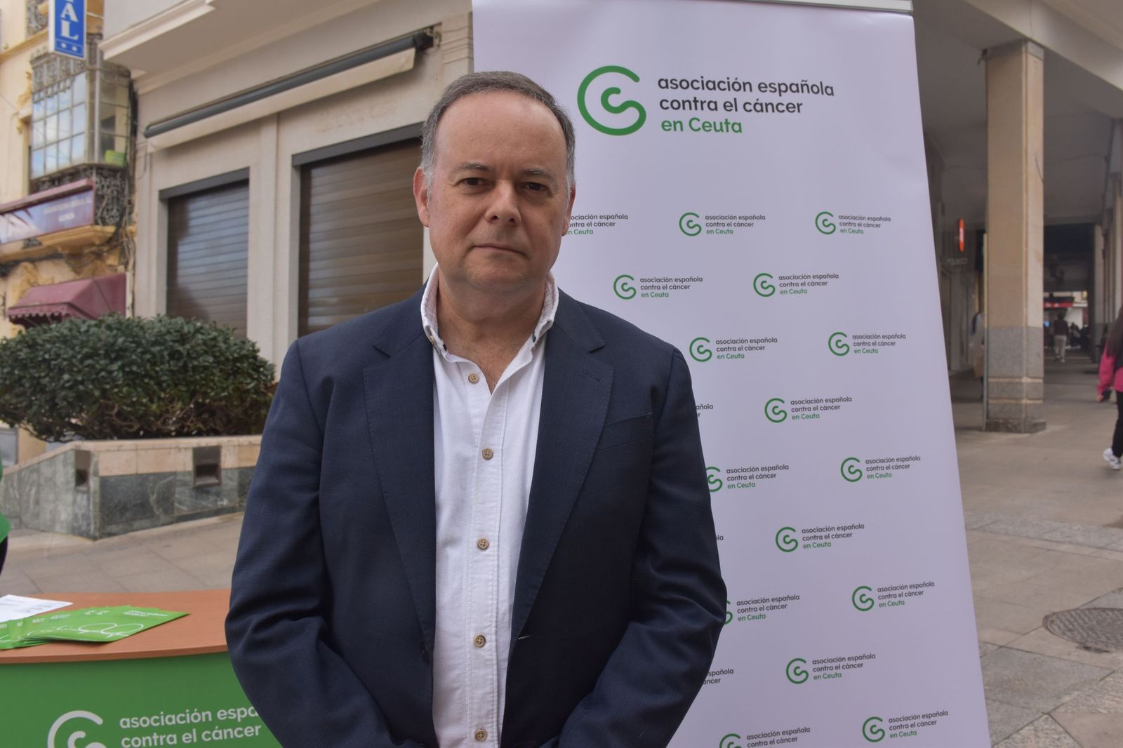 El diputado del PP por Ceuta en el Congreso, Javier Celaya, este viernes en la exposición de la AECC en el Revellín