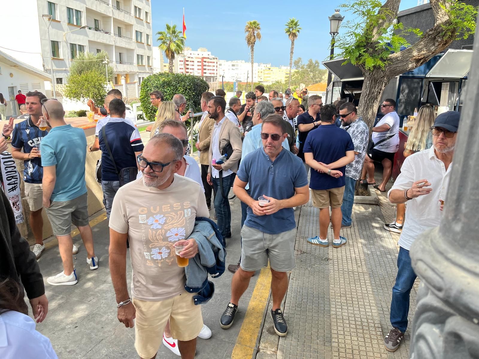 Buen ambiente en los alrededores del estadio 'Alfonso Murube' antes del partido Buen ambiente en los alrededores del estadio 'Alfonso Murube' antes del partido