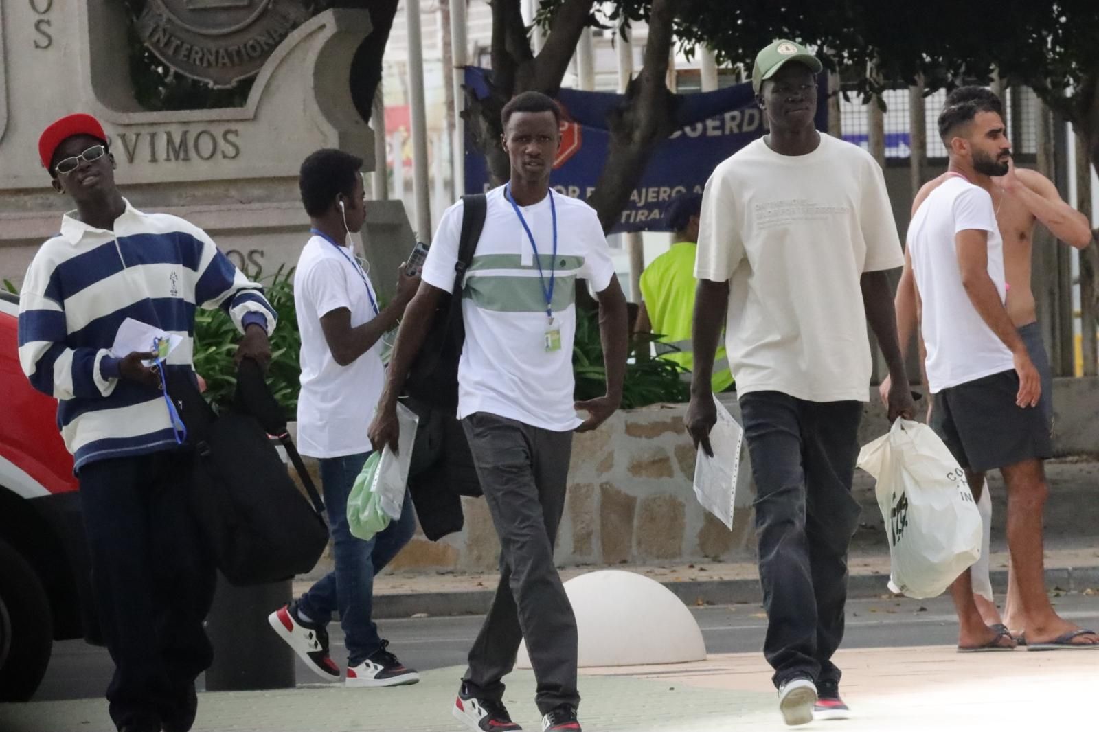 Comienzan los traslados a la península para descongestionar el CETI con una salida de 39 migrantes