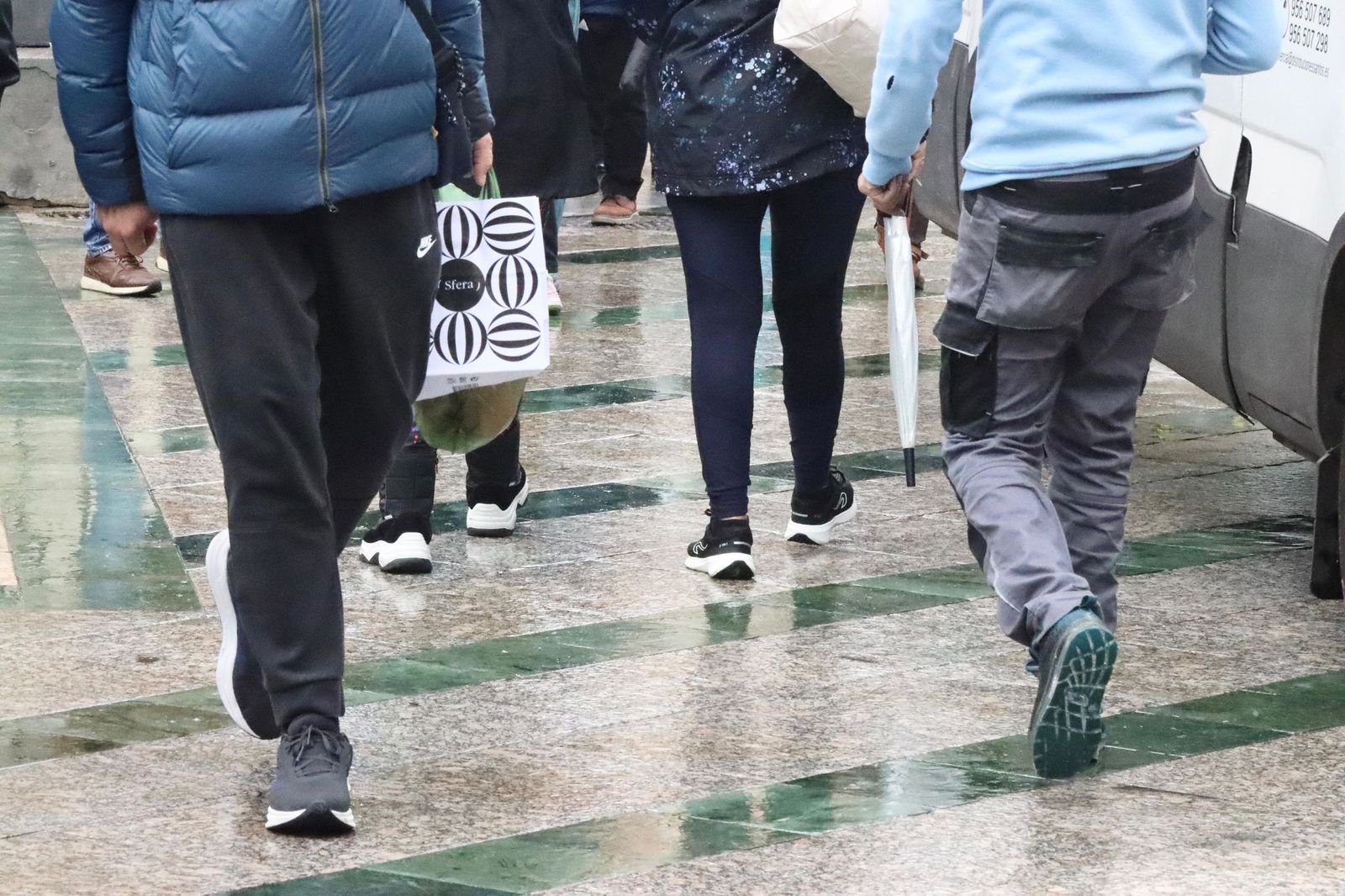 Viandantes caminan por el centro de la ciudad