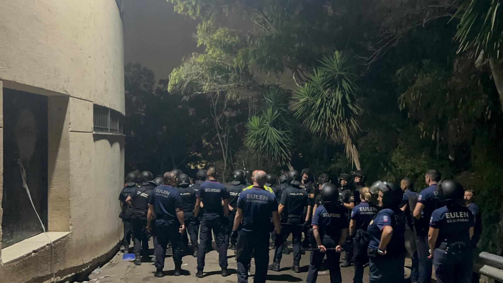La Policía Nacional forma un cordón para despejar los alrededores del CETI tras un intento de entrada forzosa