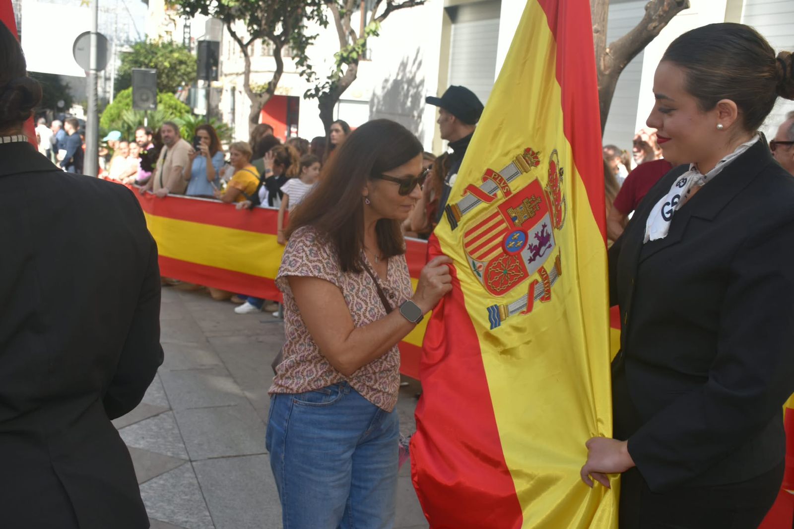 Multitud de ceutíes juran bandera de manera simbólica para mostrar su pertenencia a España
