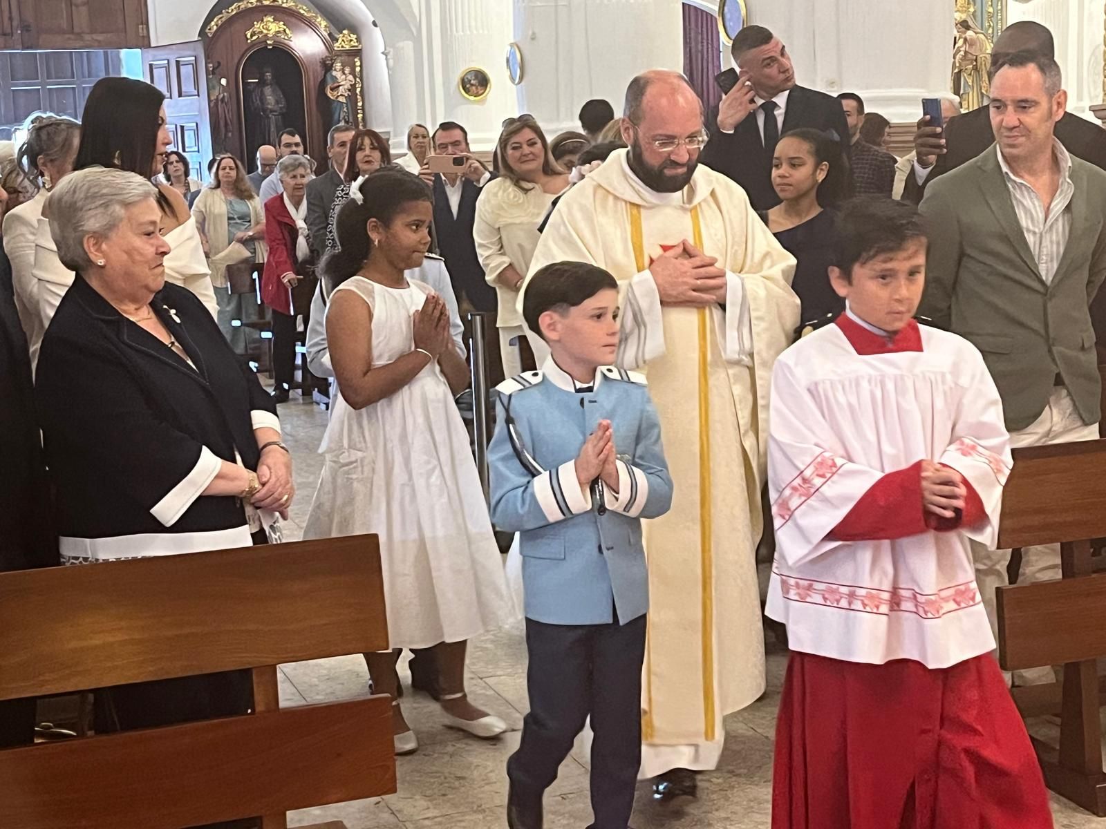 El vicario oficia comuniones en el Santuario de la Virgen de África