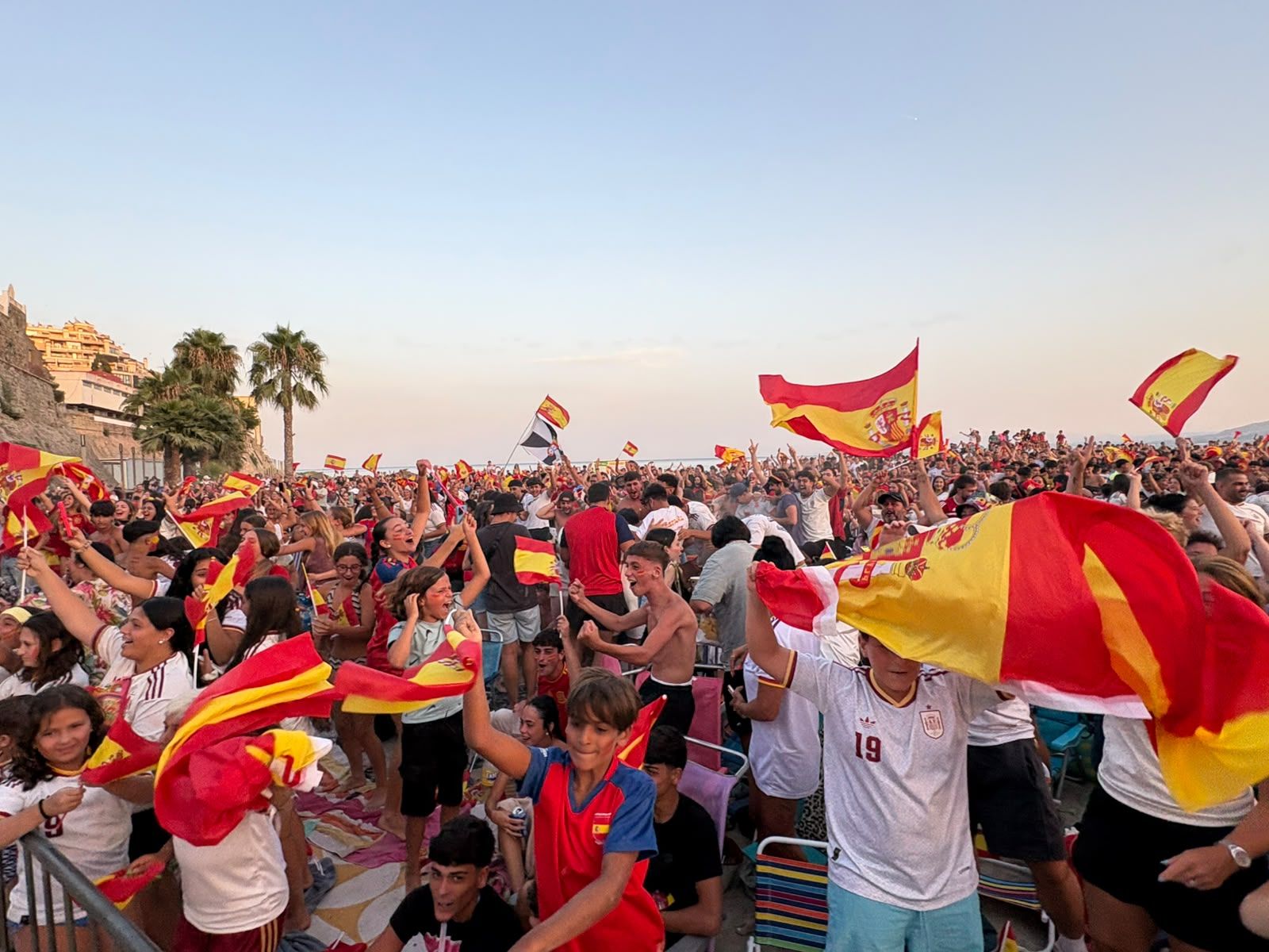 Ceuta se vuelca con España y dibuja de rojo y amarillo La Ribera