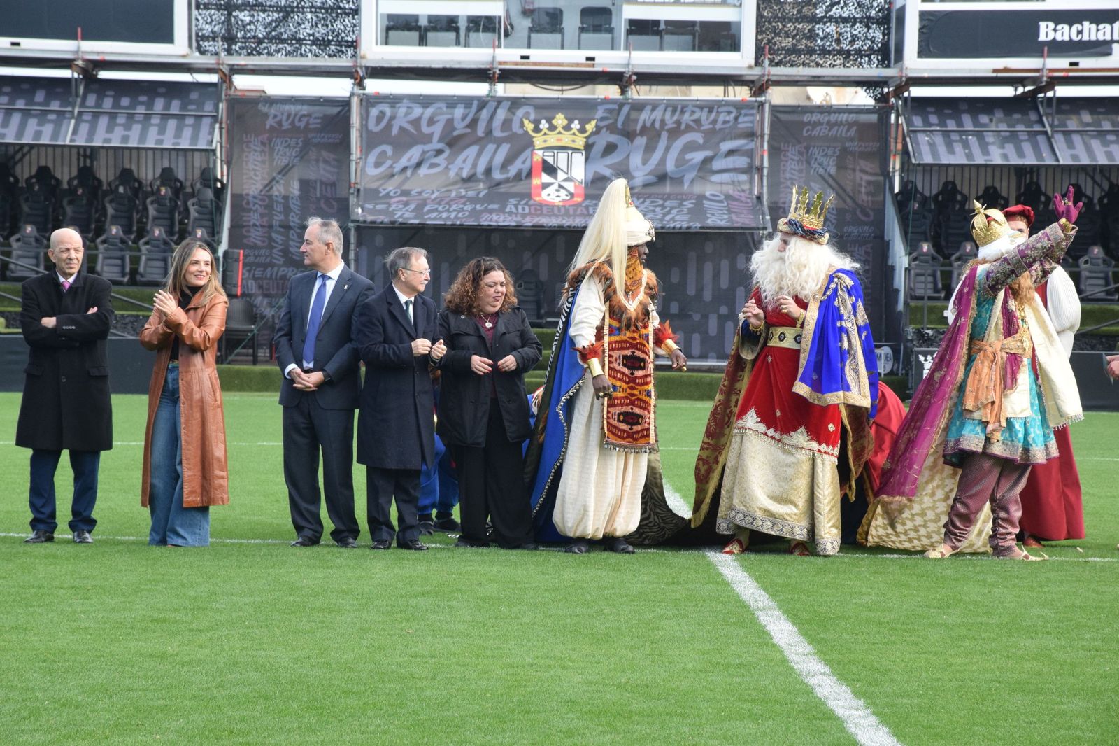 Los Reyes Magos aterrizan en el Alfonso Murube horas antes de la cabalgata