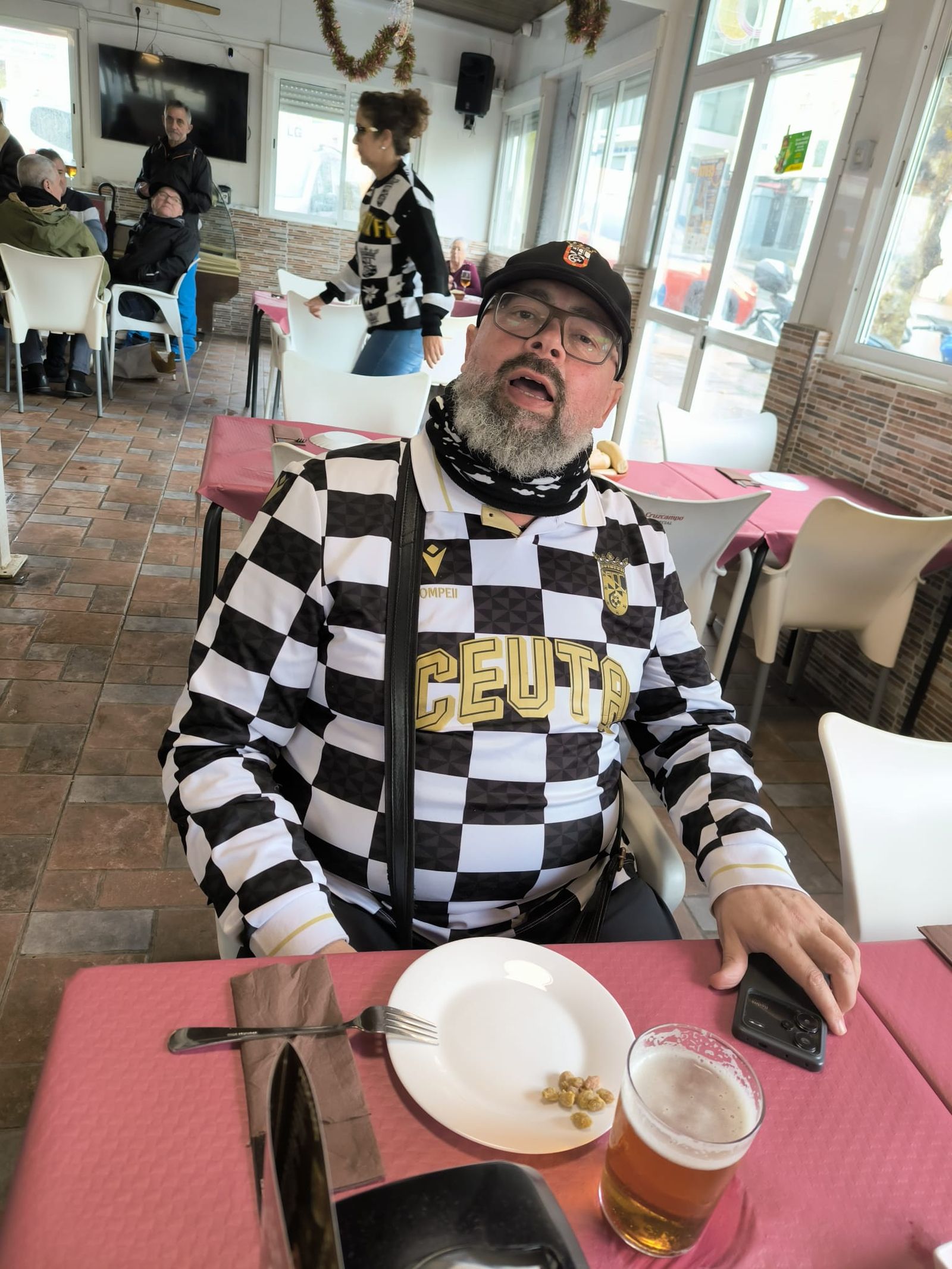 La afición ceutí ya disfruta del ambiente antes del partido a los alrededores del Alfonso Murube