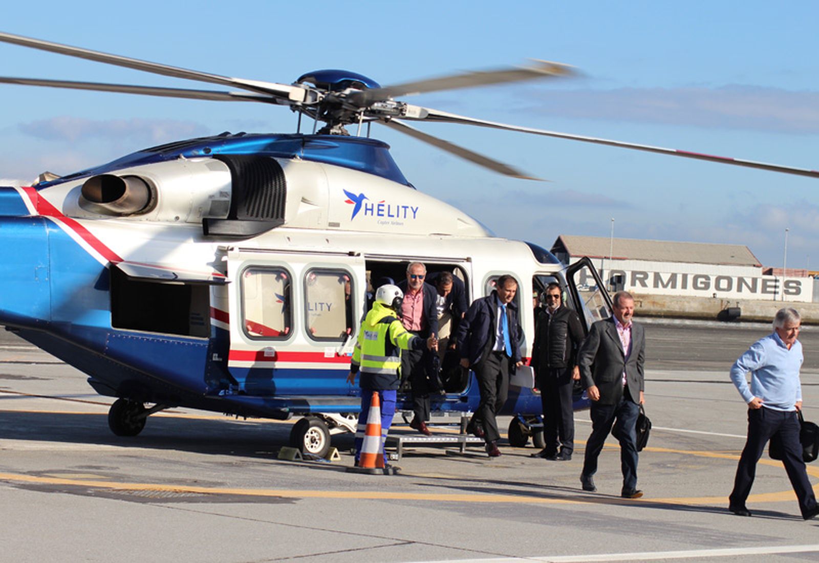 Pasajeros descienden del helicóptero de Hélity