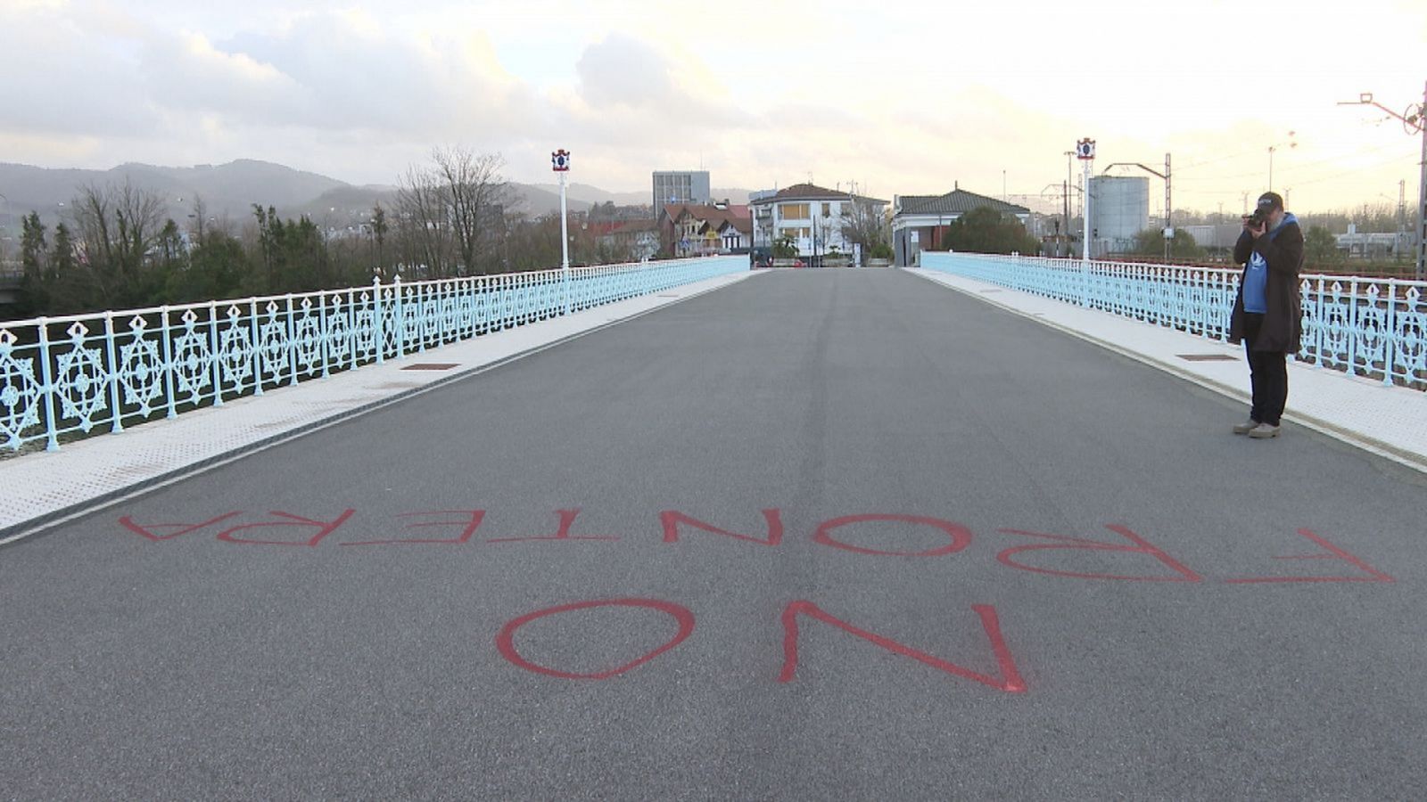 Una pintada de protesta contra las devoluciones en caliente recuerda la vigencia del Tratado Schengen/ Foto: RTVEplay