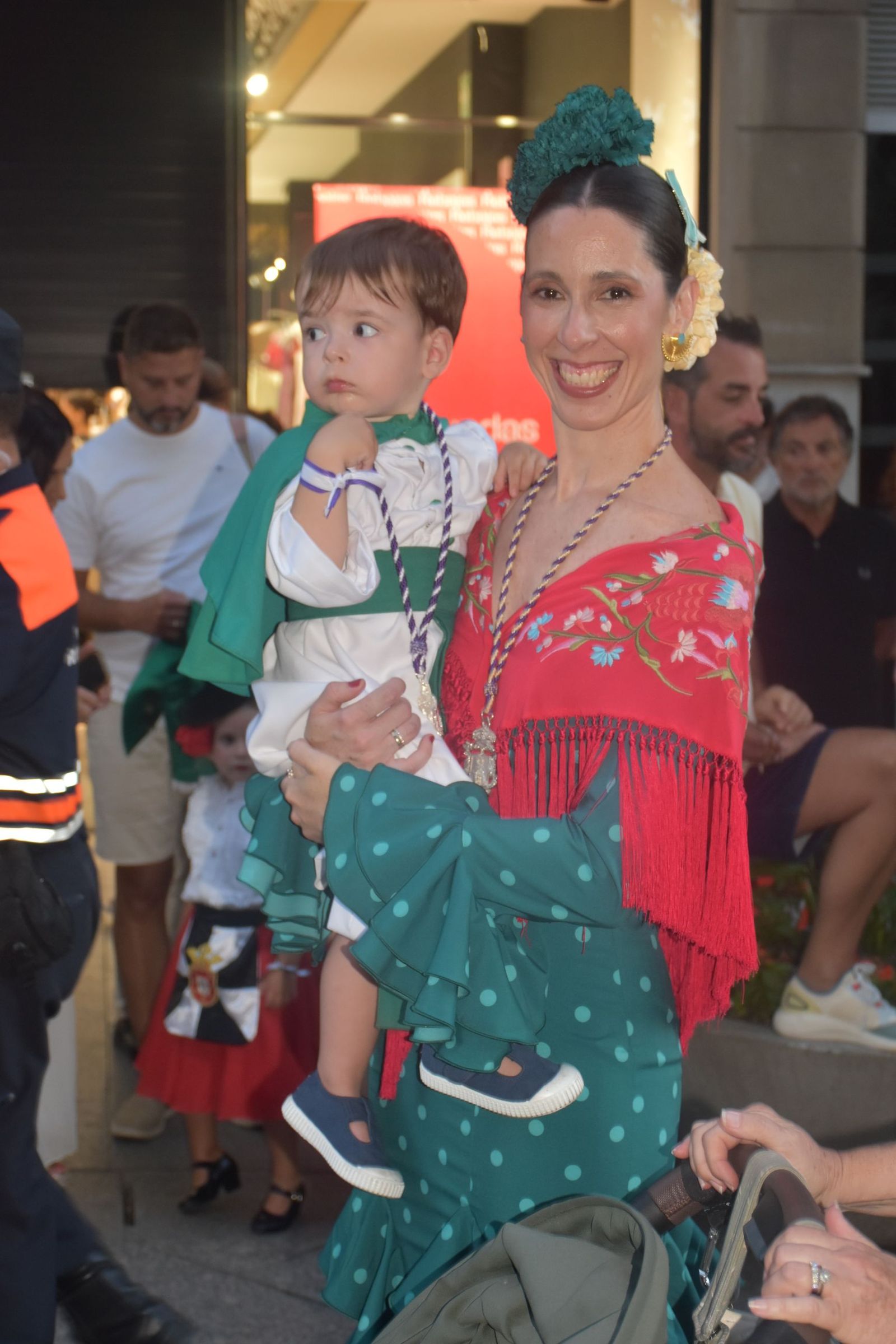 La Virgen de África emociona a Ceuta en una procesión para la historia