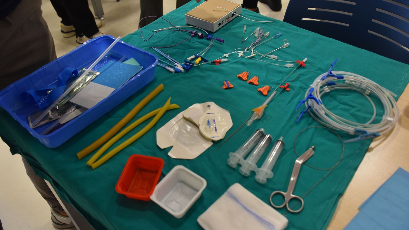 Curso de la UGR sobre cómo canalizar accesos venosos y arteriales por medio de un ecógrafo