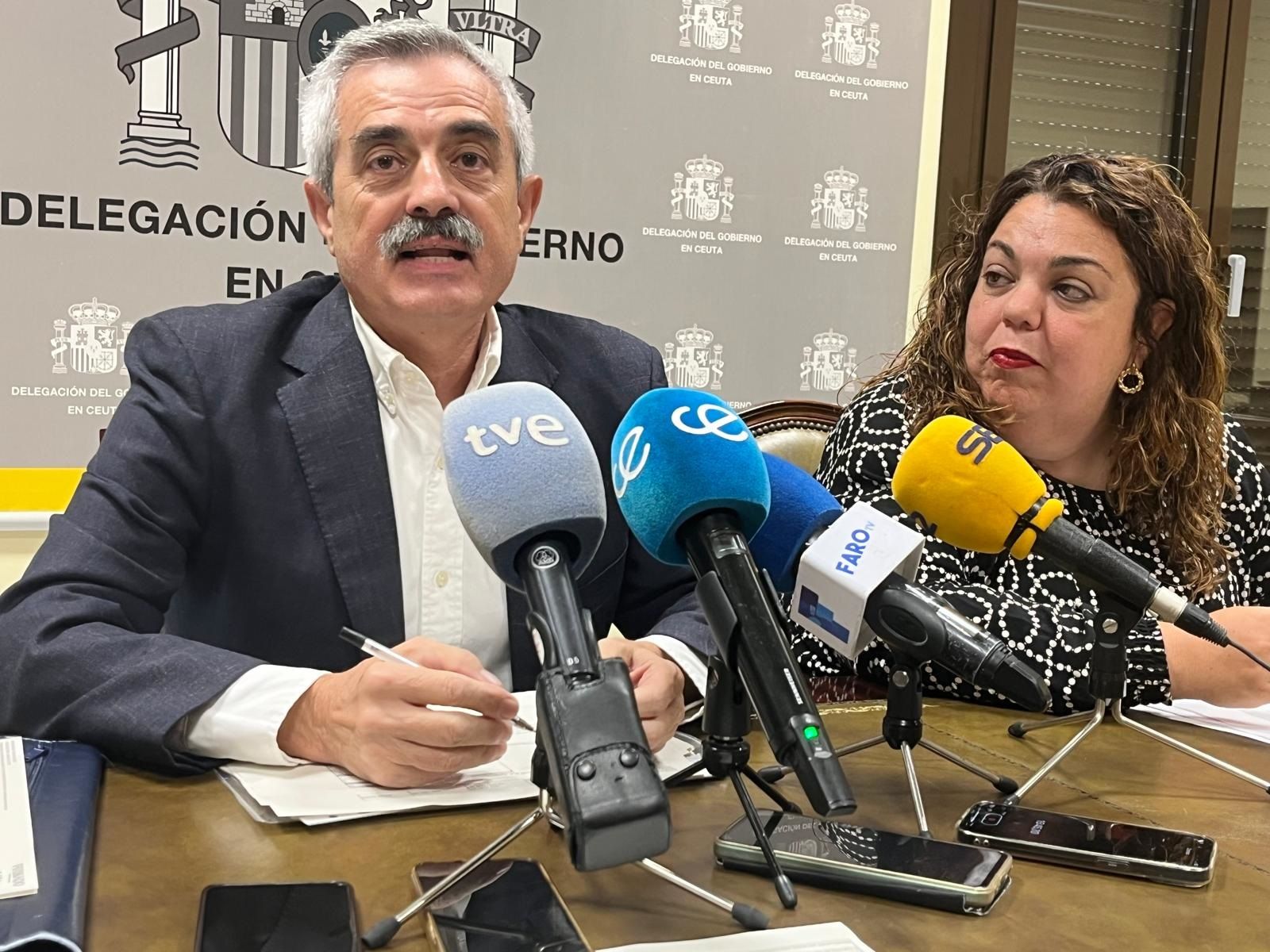 Francisco Gil y Cristina Pérez, durante la rueda de prensa ofrecida hoy en la sede de la Delegación del Gobierno