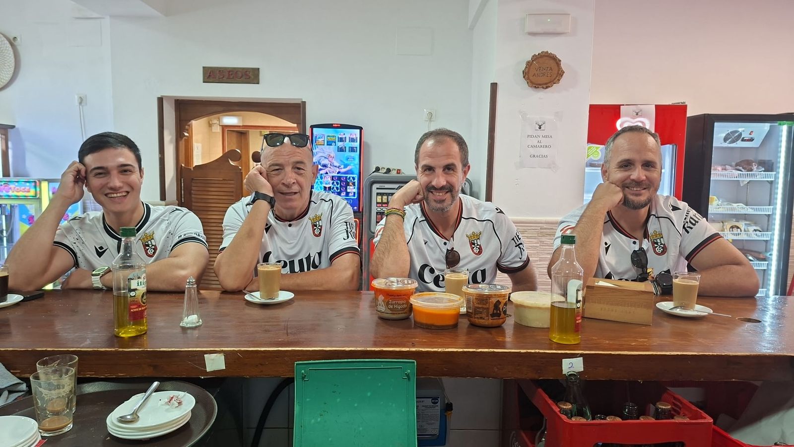 Aficionados ceutíes apoyando al Ceuta