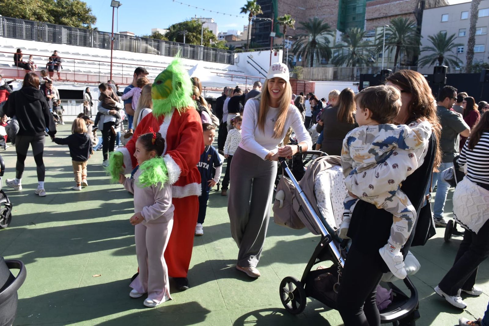 La Navidad llega a la Marina con una fiesta infantil
