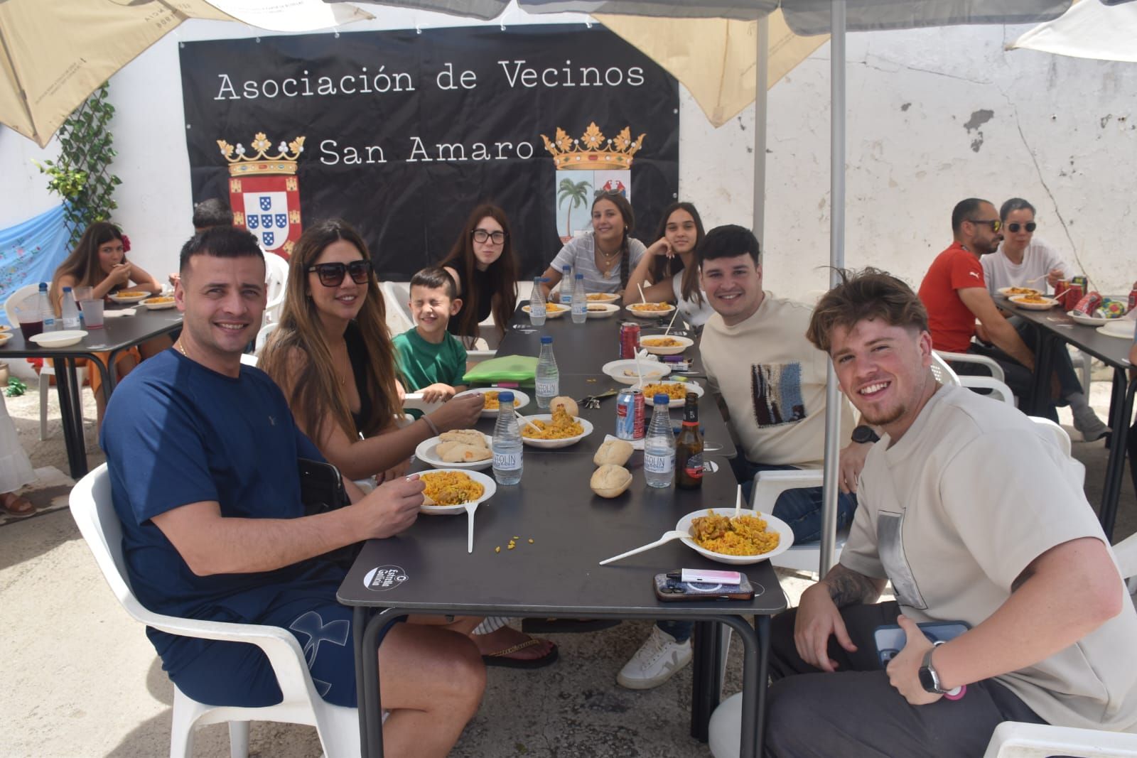 San Amaro celebra una cruz de mayo especial en el corazón de la barriada