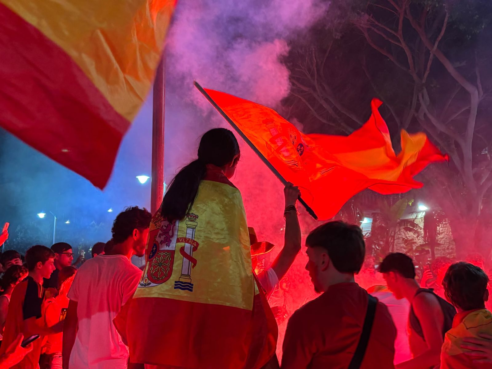 Celebración  de la victoria de España frente a Francia en la semifinal del Mundial 2026 en la playa de La Ribera