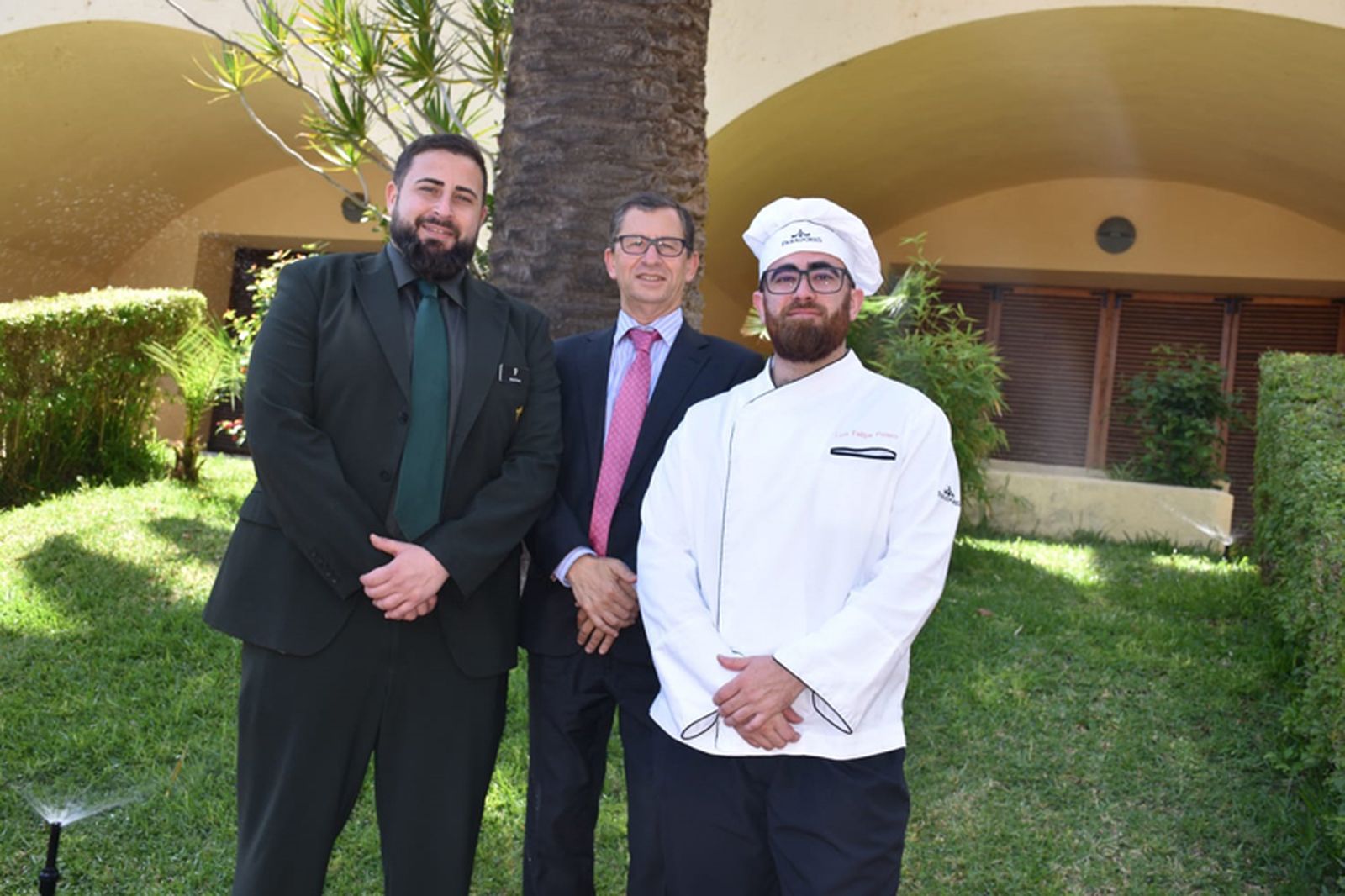 Javier Manzano junto al metre Rafael Pérez y al jefe de cocina Luis Felipe Palero en la zona del jardín del Hotel Parador La Muralla. / FOTO NICOL’S