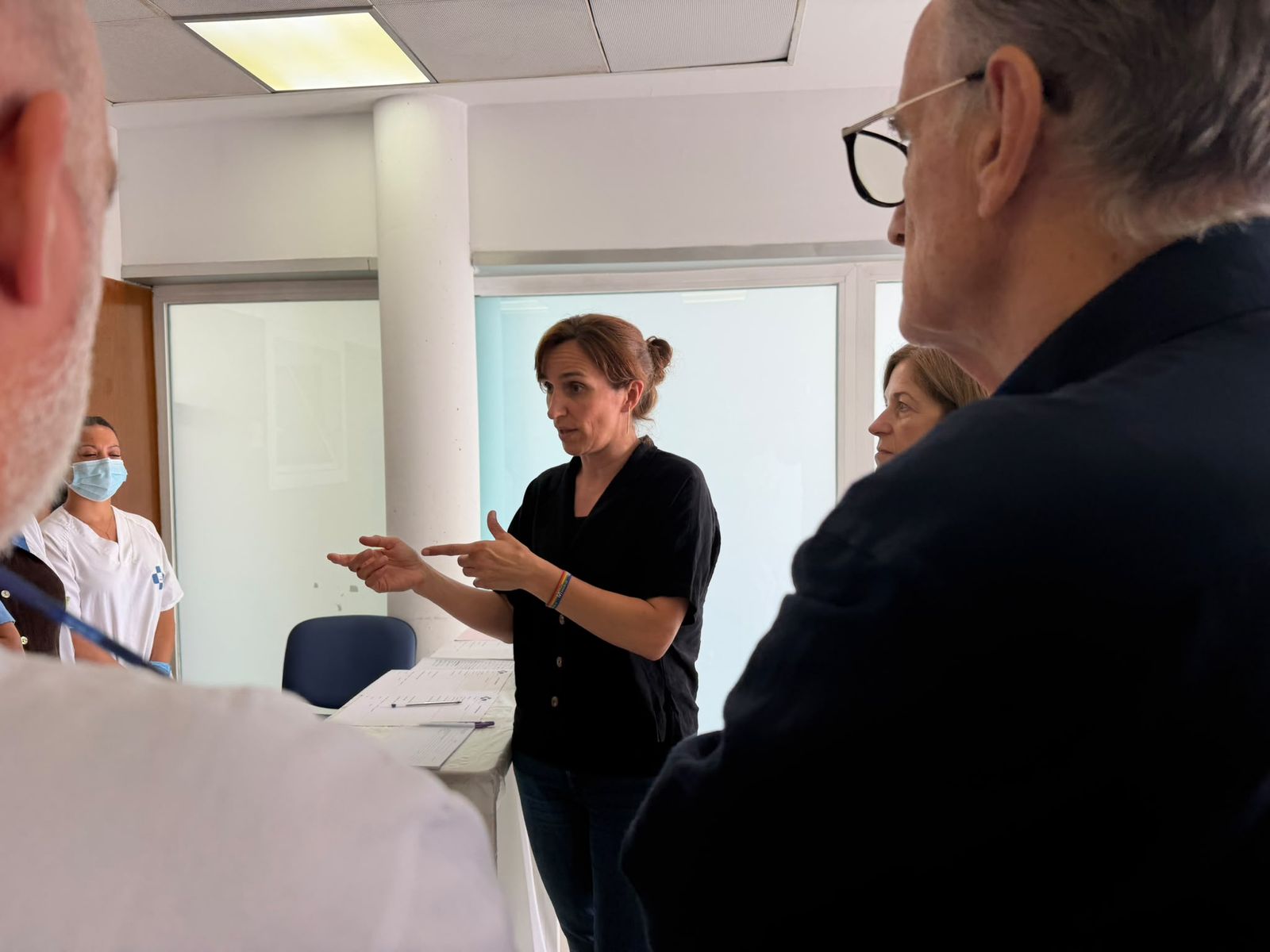 La ministra de Sanidad, Mónica García, durante la visita al centro de salud de Otero