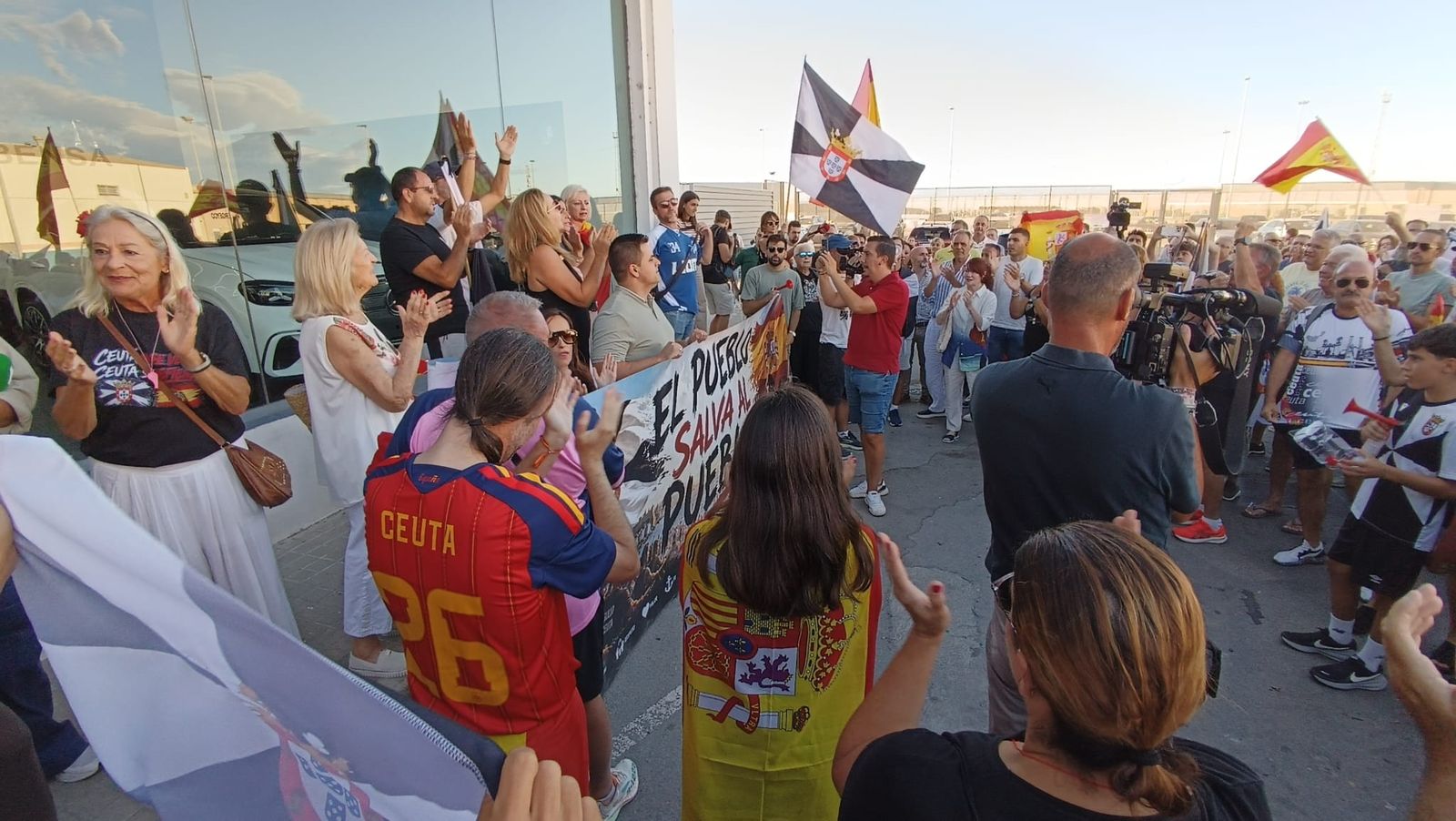 Los trabajadores del Puerto de Ceuta muestran su rechazo al asentamiento migrante