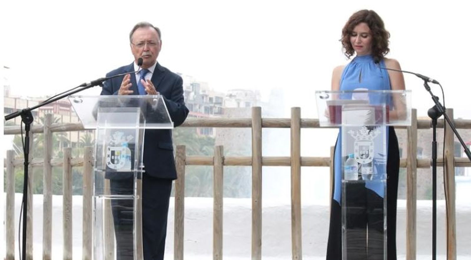 La presidenta de Madrid junto a Juan Vivas en el Parque Marítimo del Mediterráneo, en 2022