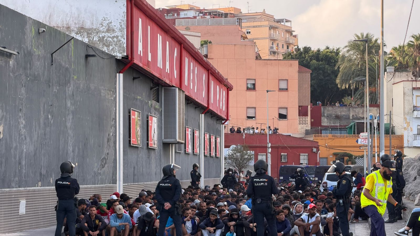 Operativo para el traslado de inmigrantes de Benítez y el Trampolín al dispositivo de acogida en el Puerto
