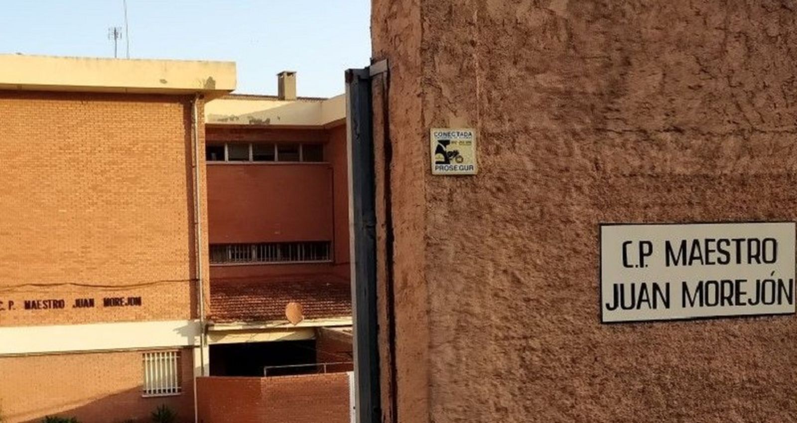 Entrada del CEIP Maestro Juan Morejón Entrada del CEIP Maestro Juan Morejón