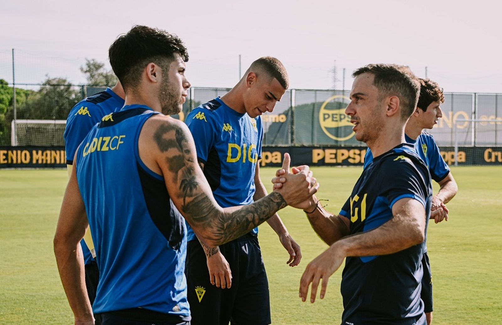 El técnico Borja saluda a sus nuevos jugadores