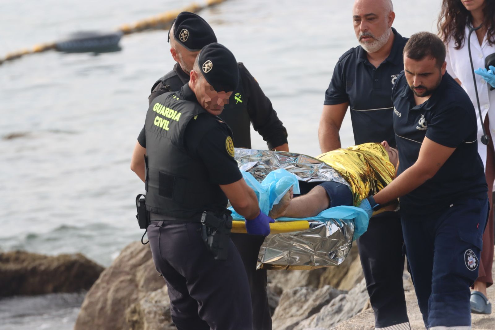 Un migrante recibe asistencia médica en El Tarajal